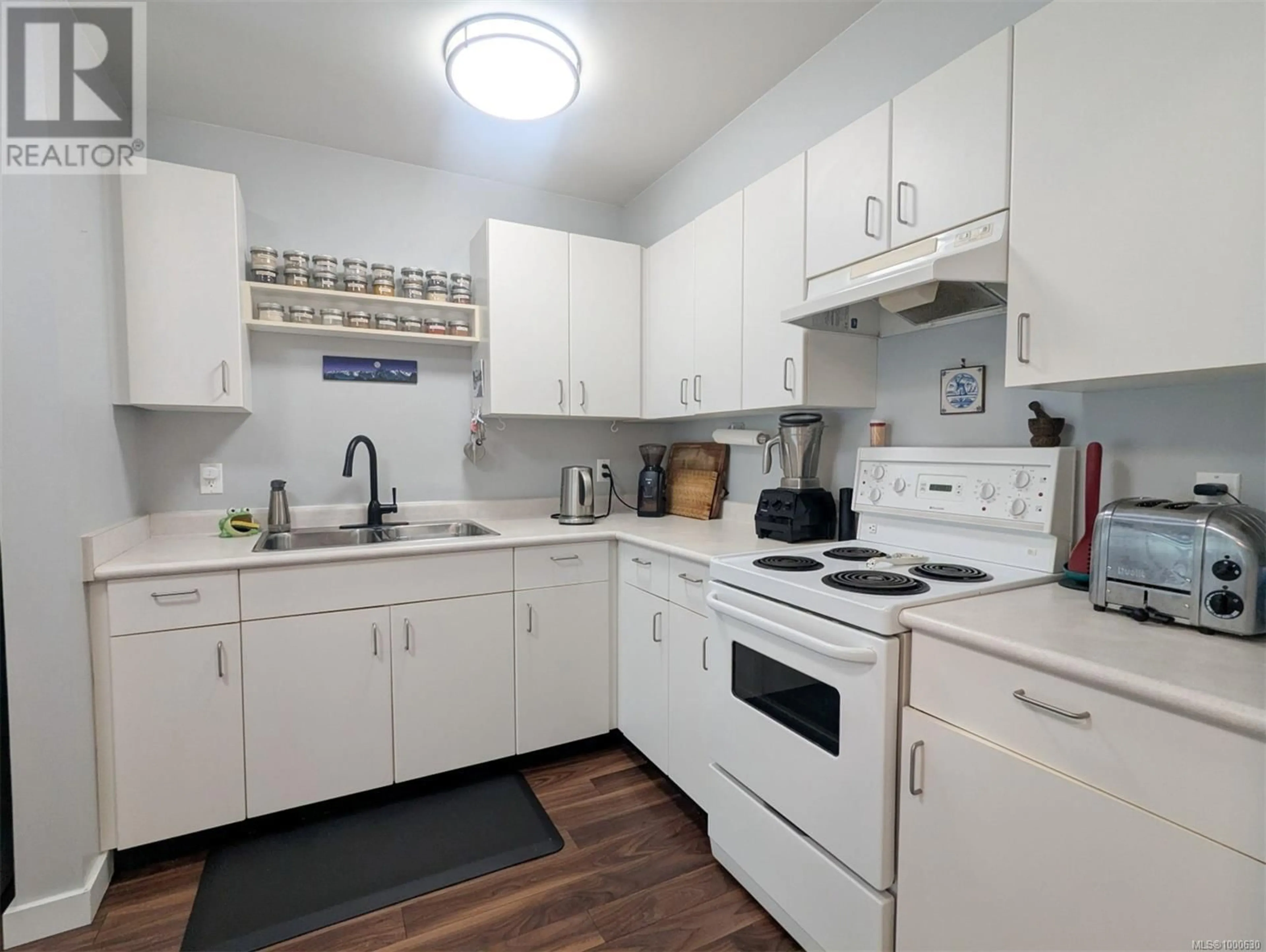 Standard kitchen, unknown for 305 - 3225 ALDER STREET, Saanich British Columbia V8X1P3