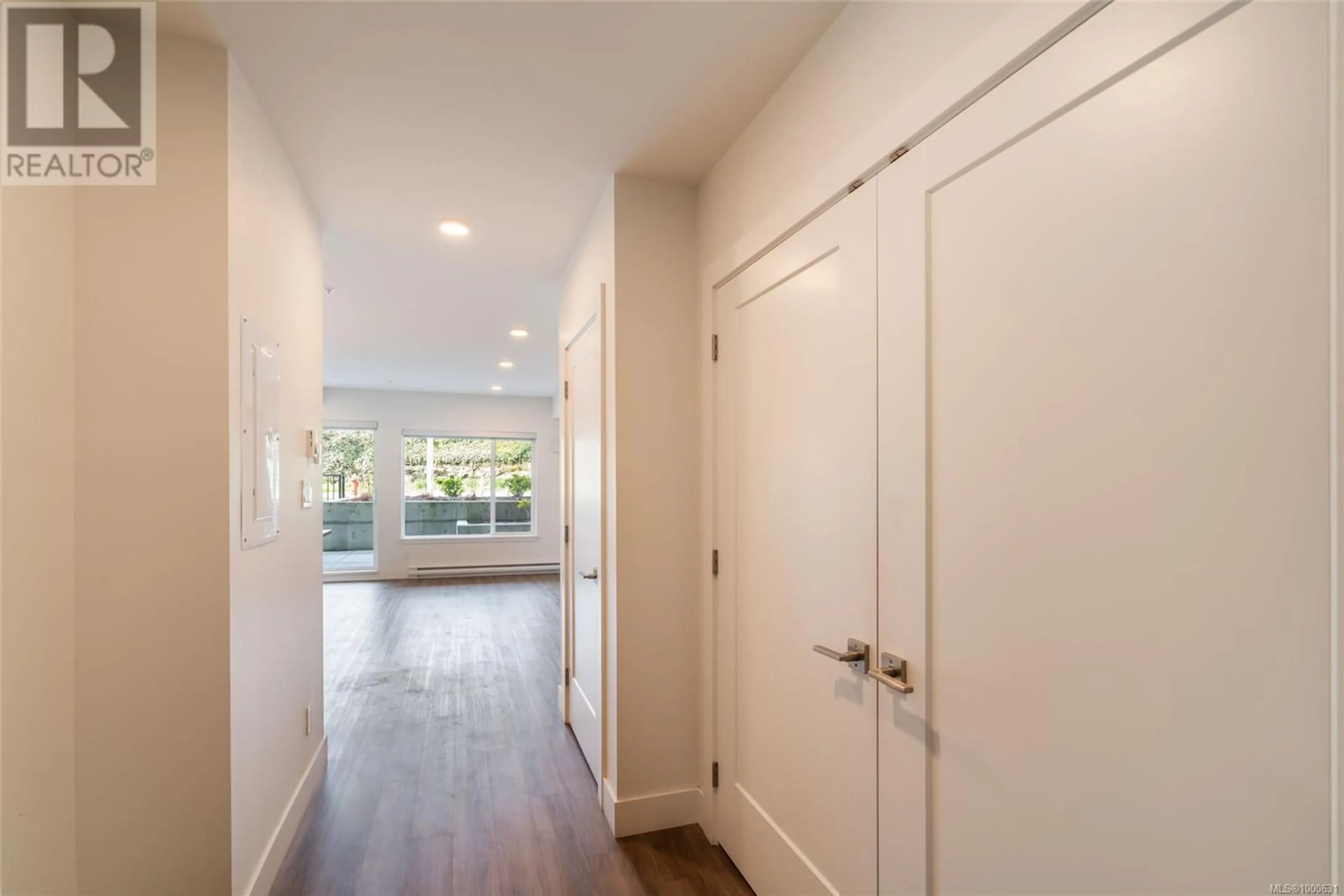 Indoor entryway for 104 - 135 HALIBURTON STREET, Nanaimo British Columbia V9R4V9