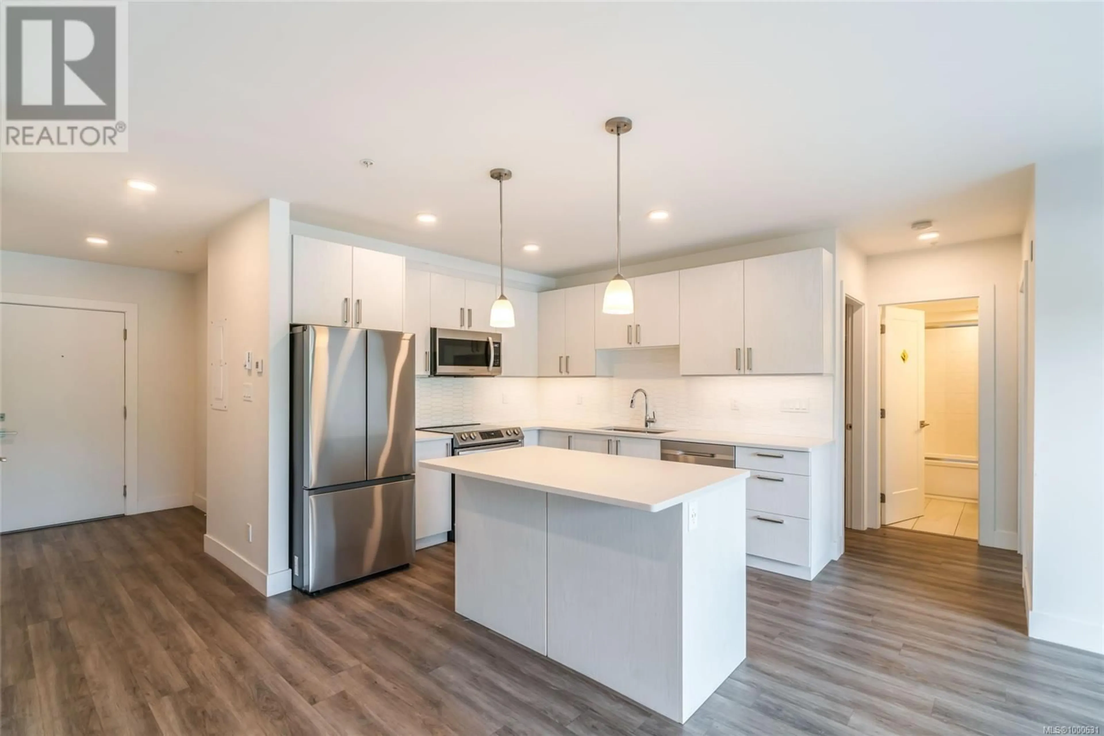 Open concept kitchen, wood/laminate floor for 104 - 135 HALIBURTON STREET, Nanaimo British Columbia V9R4V9
