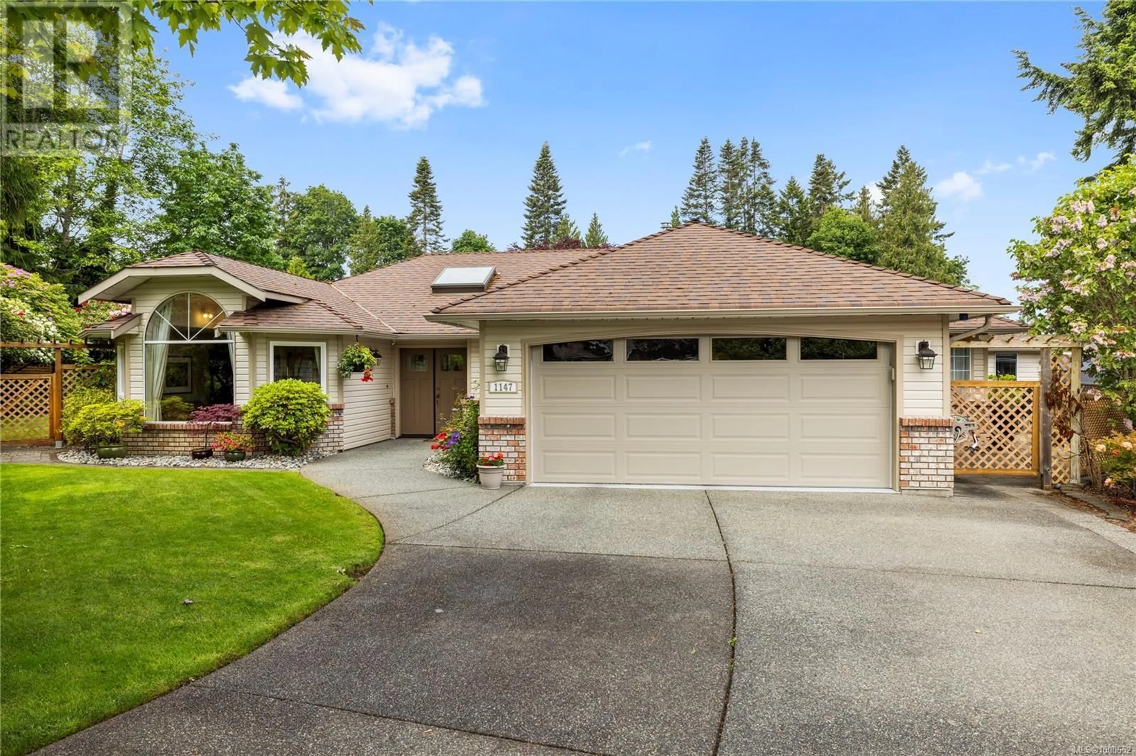 Home with vinyl exterior material, street for 1147 WEDGEWOOD CLOSE, Qualicum Beach British Columbia V9K1C6