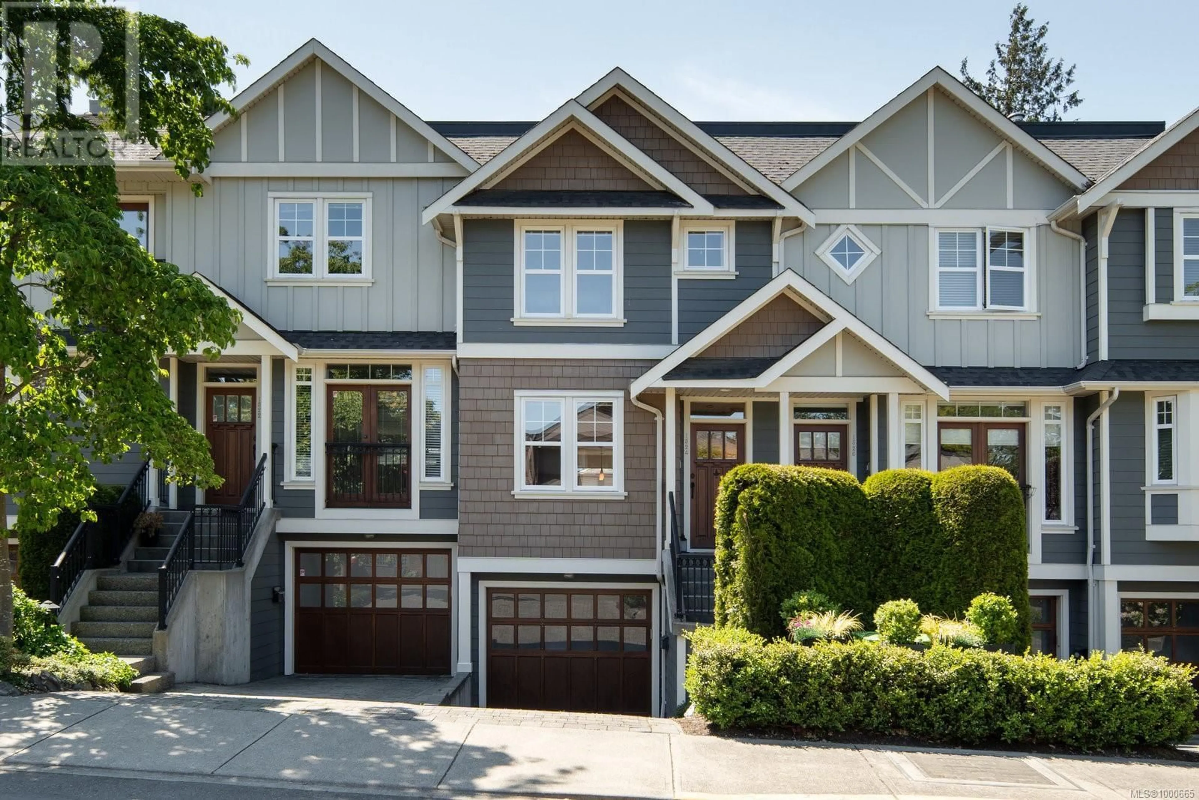 Home with vinyl exterior material, street for 1524 YALE STREET, Oak Bay British Columbia V8R5N4