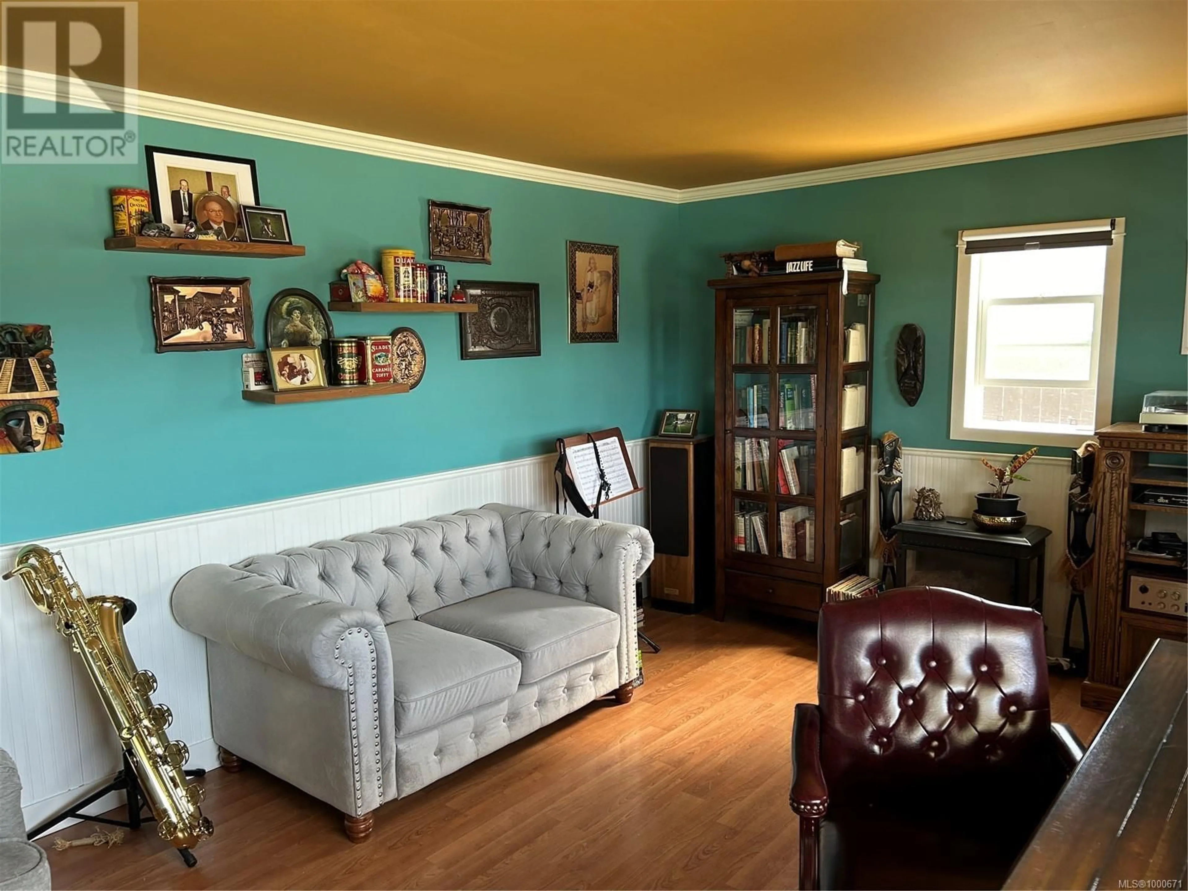Living room with furniture, wood/laminate floor for 3661 7TH AVENUE, Port Alberni British Columbia V9Y4N6