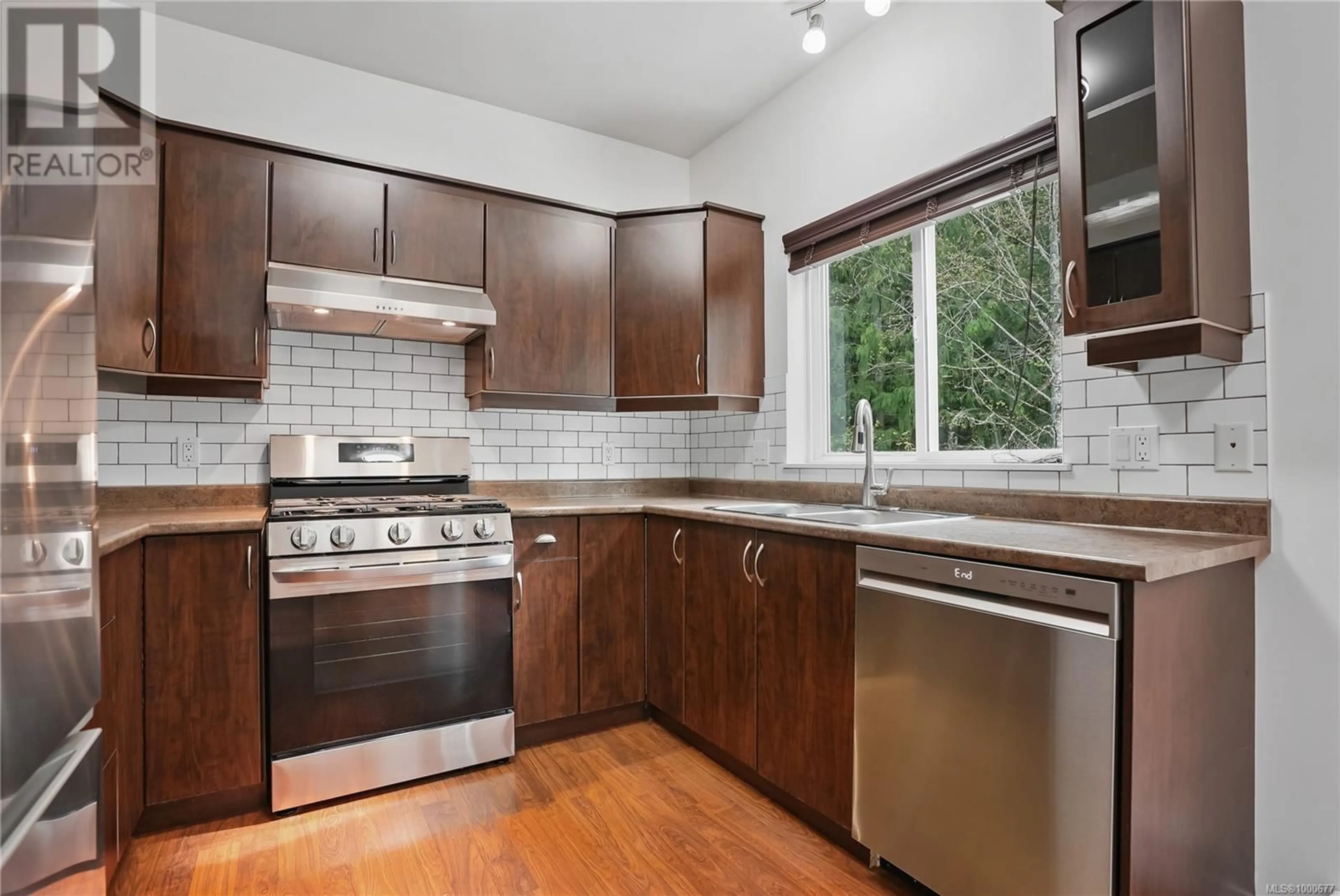 Standard kitchen, ceramic/tile floor for 933 THRUSH PLACE, Langford British Columbia V9C0B4