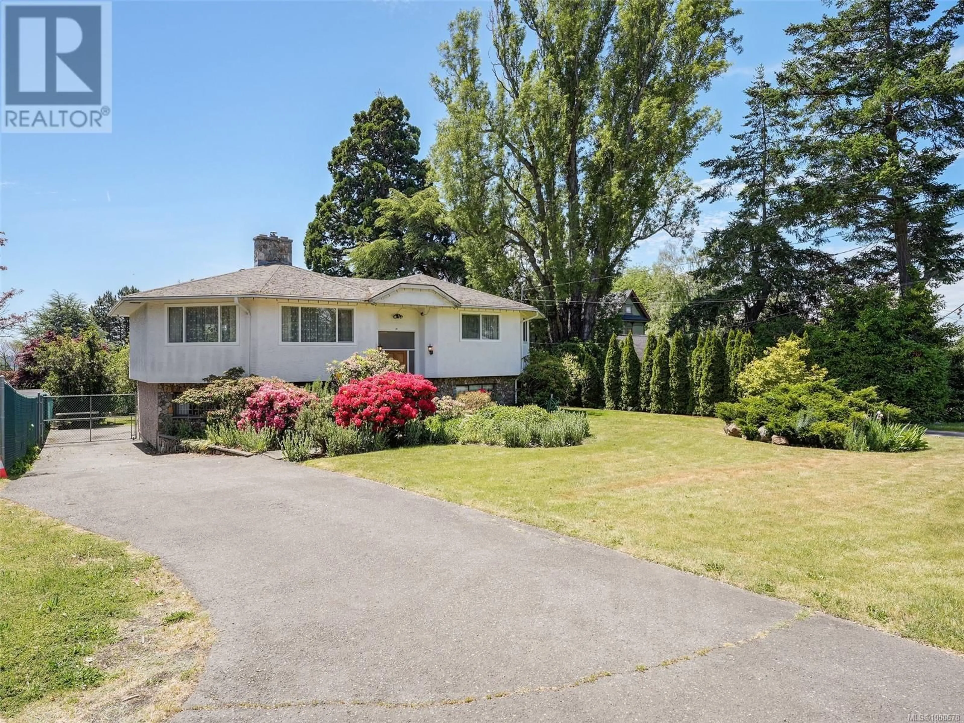 A pic from outside/outdoor area/front of a property/back of a property/a pic from drone, street for 1531 KNIGHT AVENUE, Saanich British Columbia V8P1K8