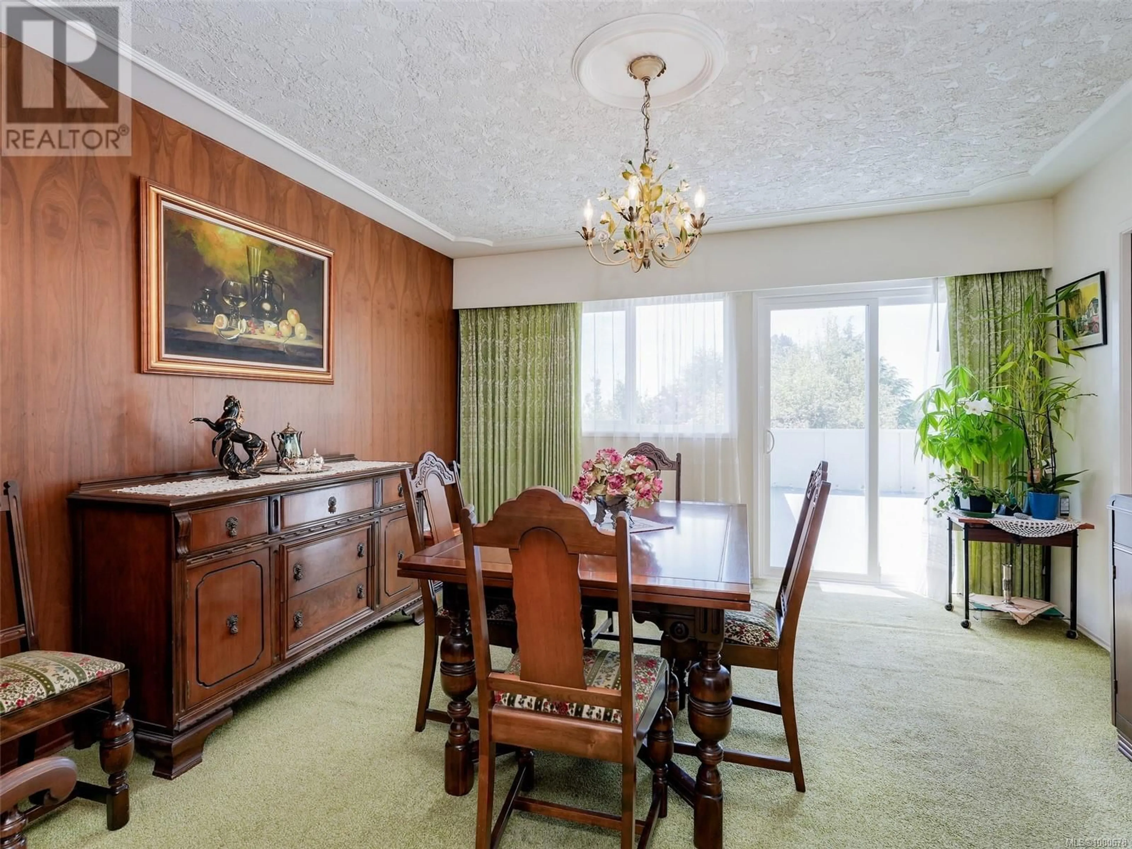 Dining room, wood/laminate floor for 1531 KNIGHT AVENUE, Saanich British Columbia V8P1K8