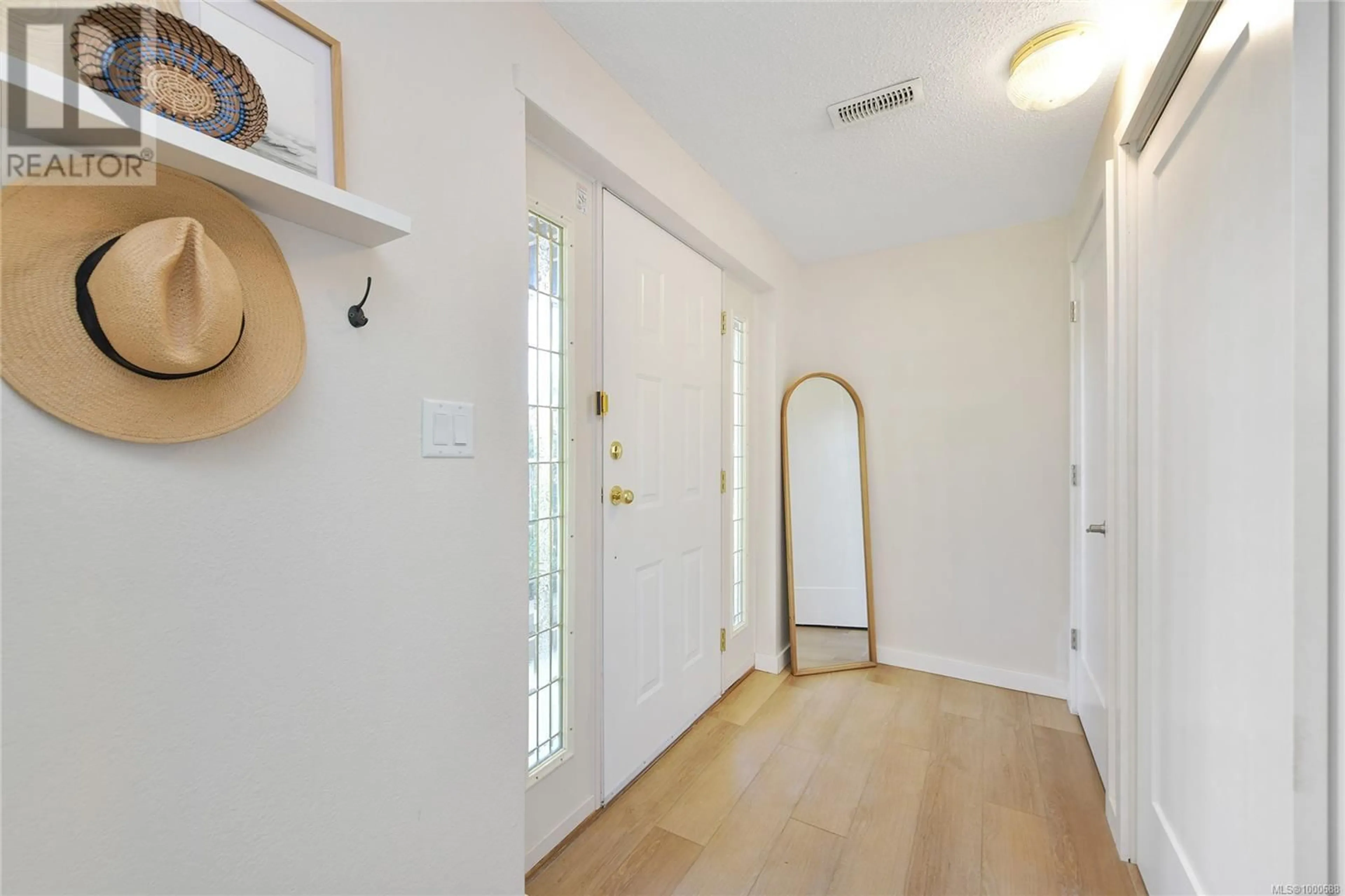 Indoor entryway for 4387 TORRINGTON PLACE, Saanich British Columbia V8N4T3