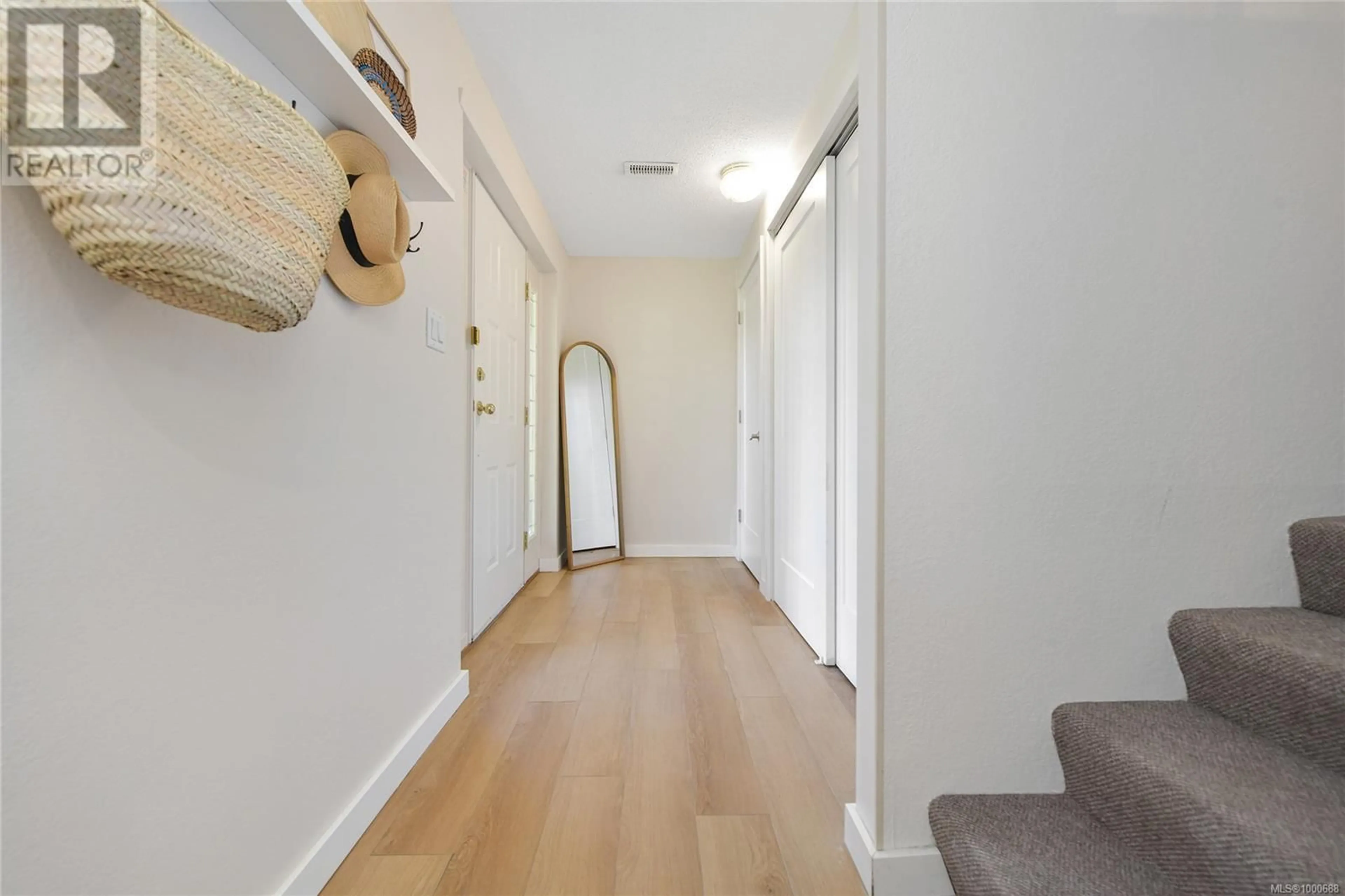 Indoor entryway for 4387 TORRINGTON PLACE, Saanich British Columbia V8N4T3