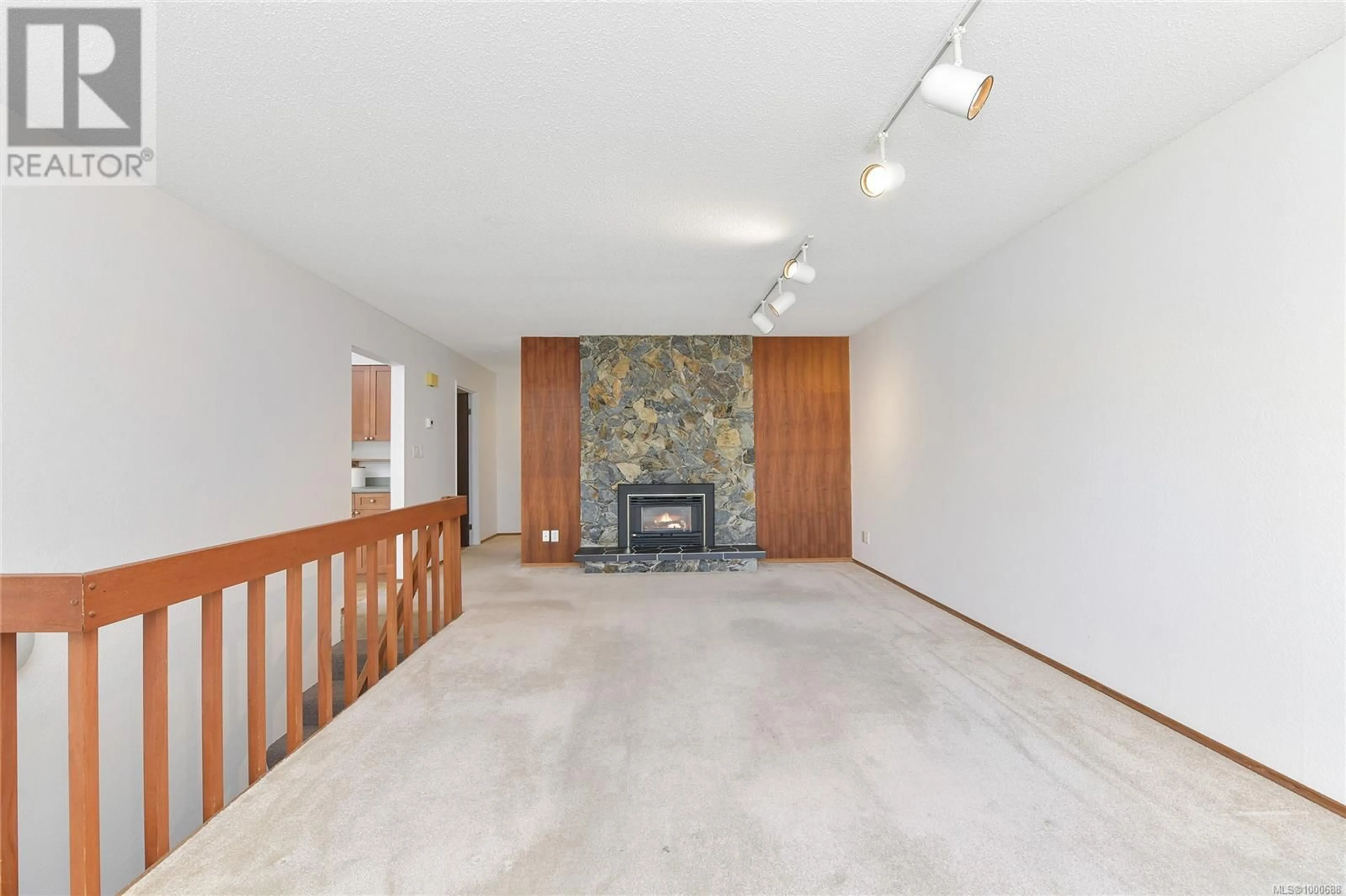 Indoor foyer for 4387 TORRINGTON PLACE, Saanich British Columbia V8N4T3