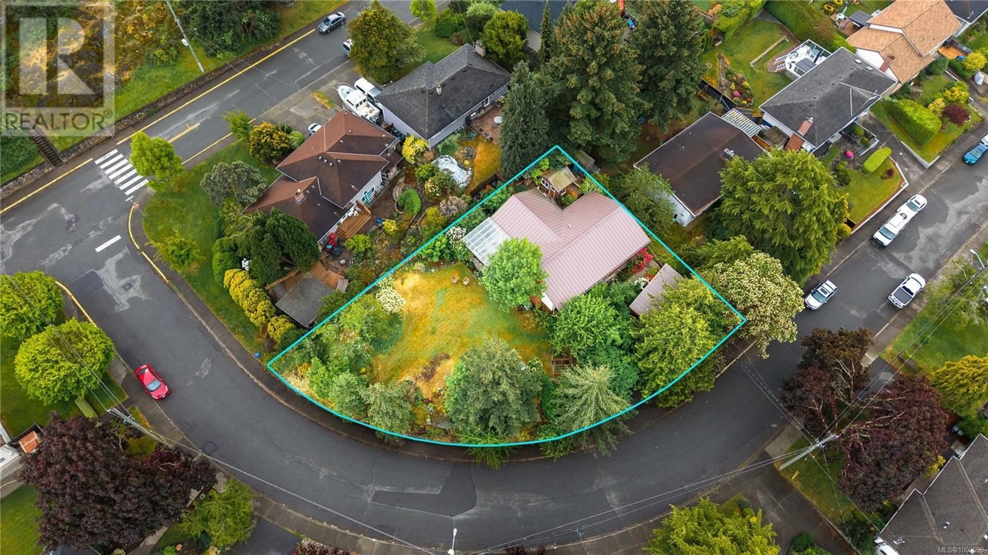 A pic from outside/outdoor area/front of a property/back of a property/a pic from drone, street for 815 ELRICK PLACE, Esquimalt British Columbia V9A4T2