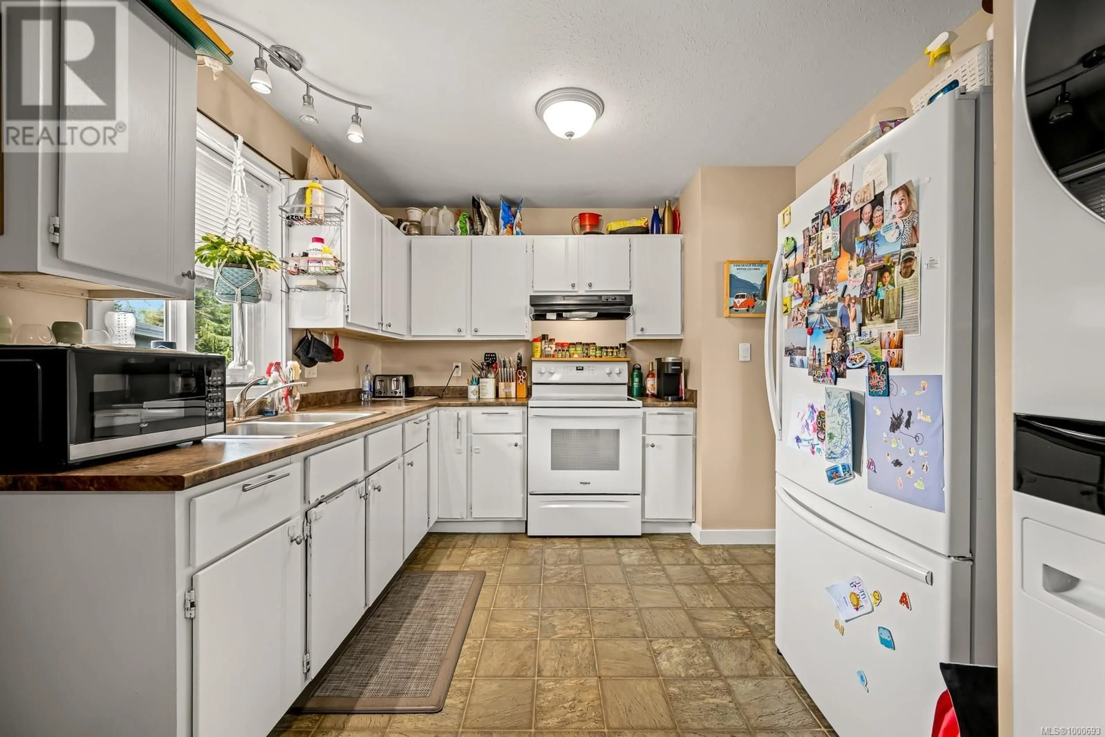Standard kitchen, ceramic/tile floor for 2623 ULVERSTON AVENUE, Cumberland British Columbia V0R1S0