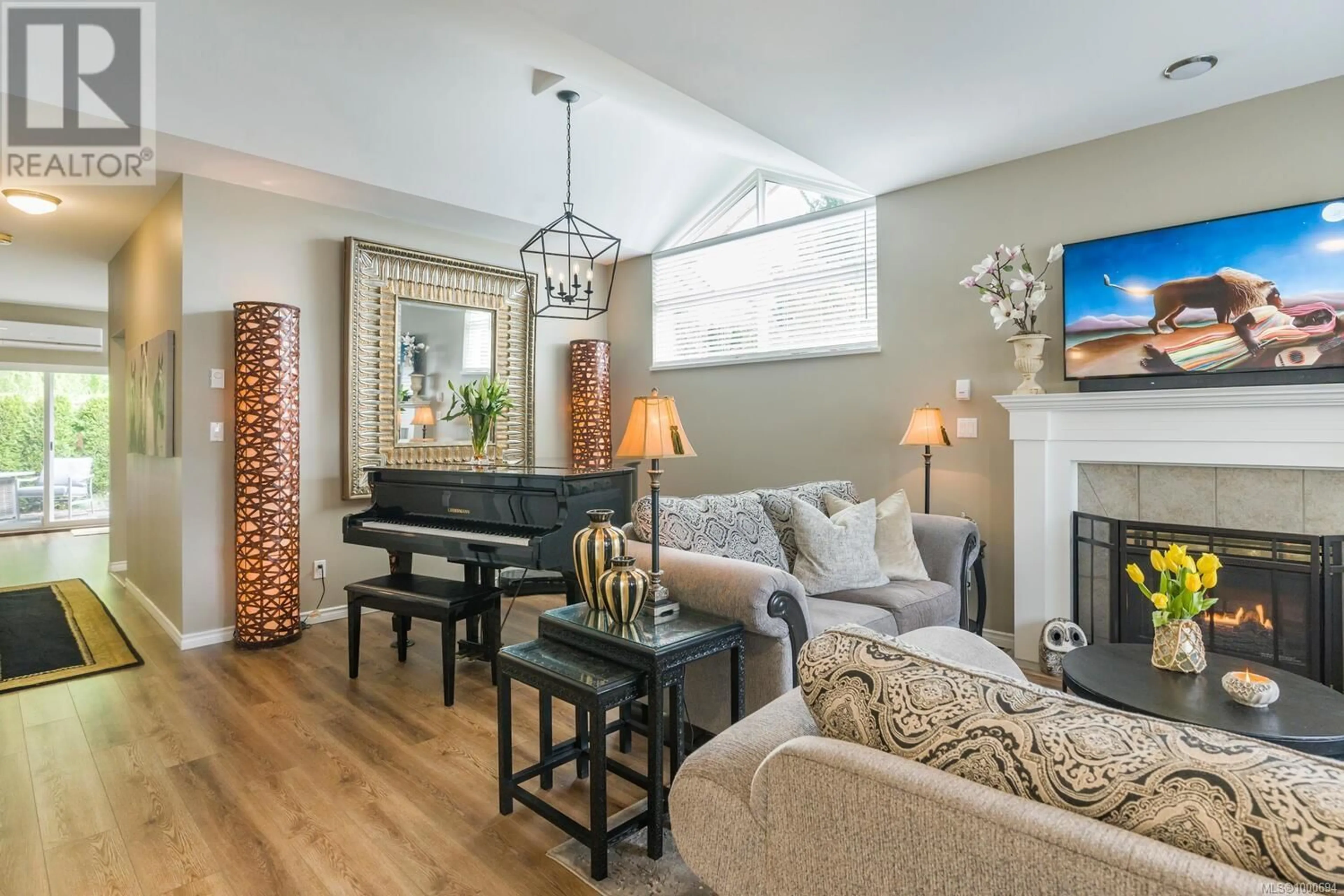 Living room with furniture, unknown for 2 - 3633 CEDAR HILL ROAD, Saanich British Columbia V8P3Z3