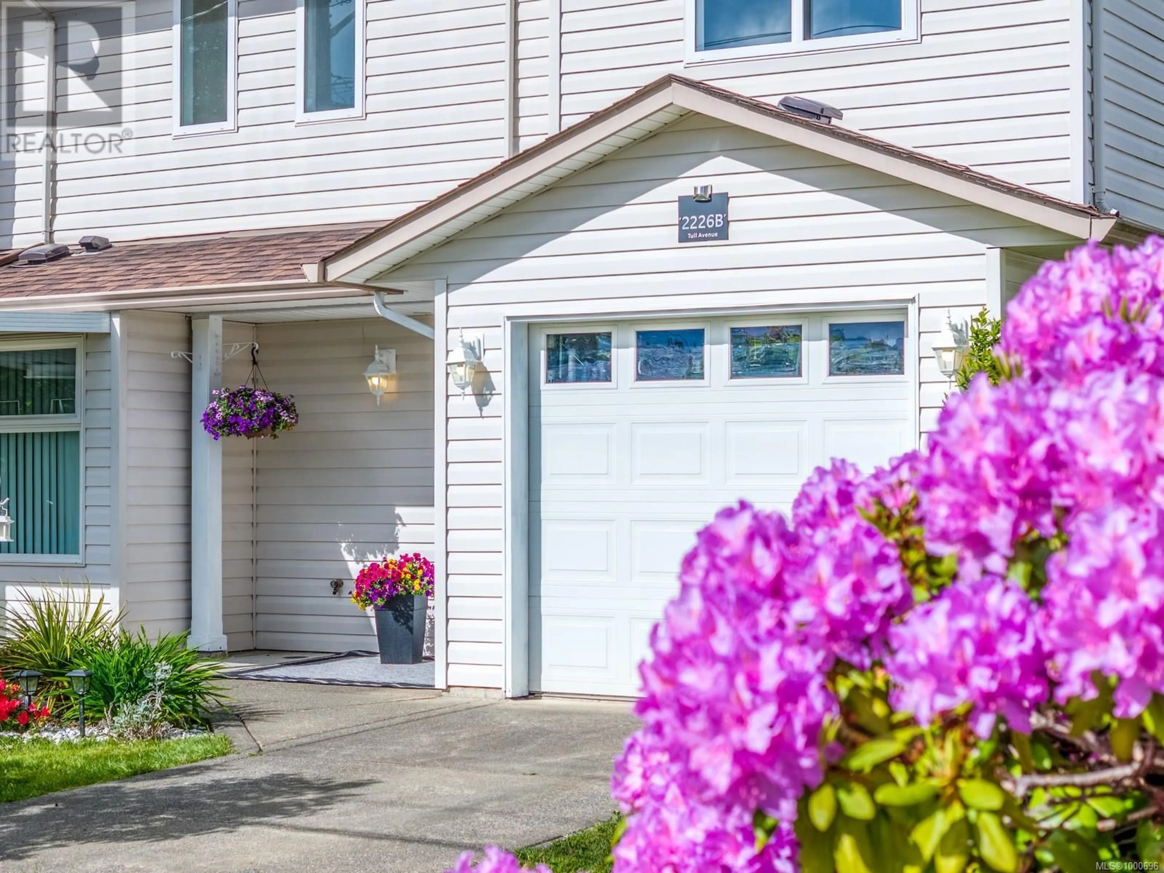 Home with vinyl exterior material, street for B - 2226 TULL AVENUE, Courtenay British Columbia V9N7P6