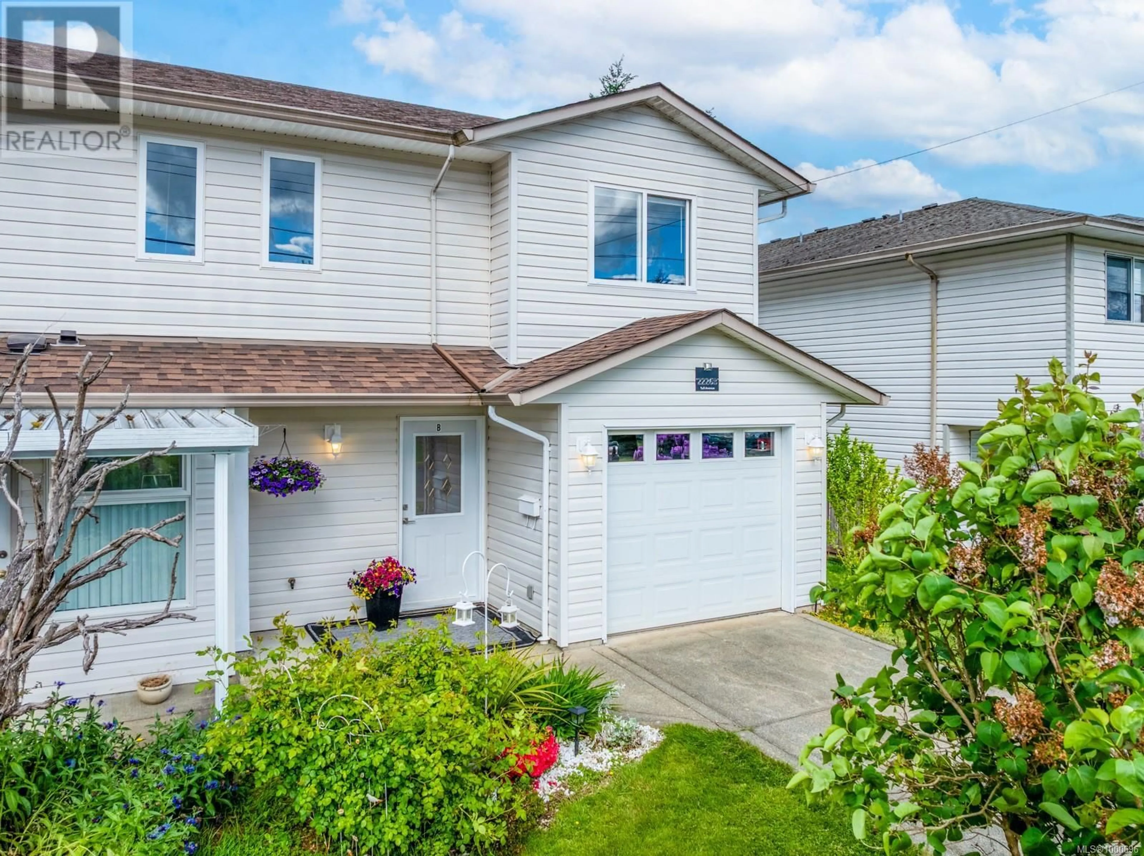 Home with vinyl exterior material, street for B - 2226 TULL AVENUE, Courtenay British Columbia V9N7P6