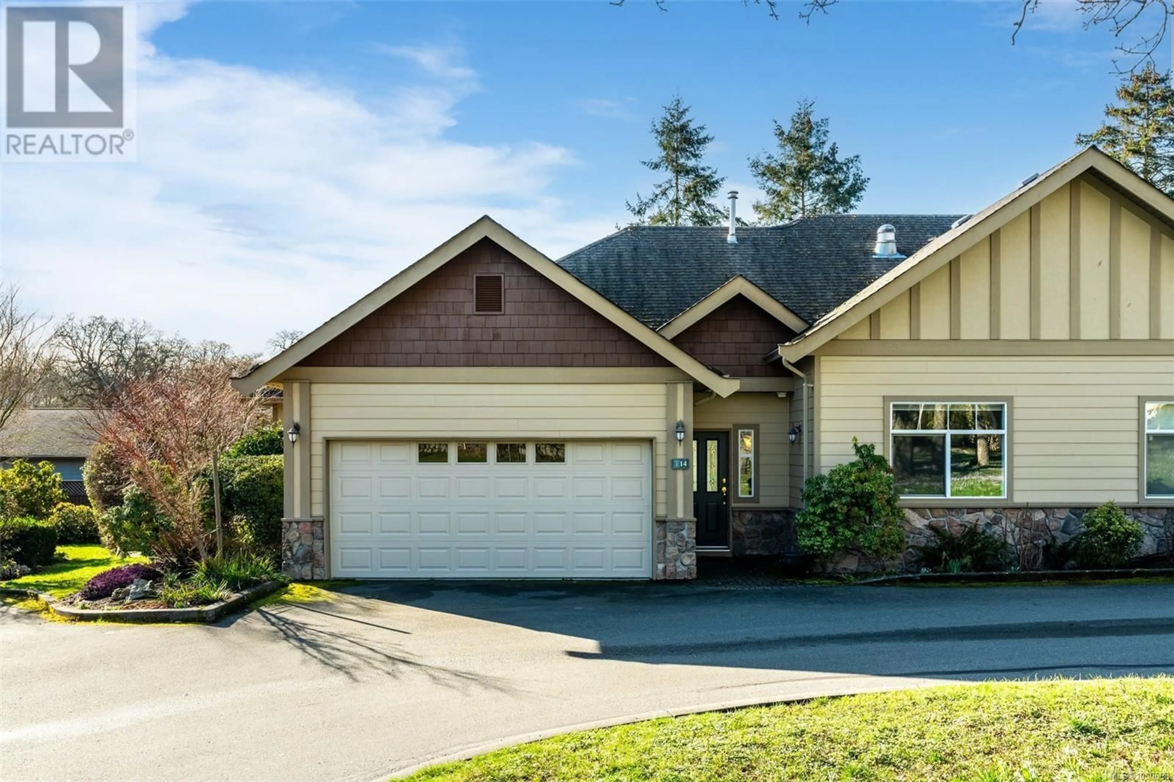Home with vinyl exterior material, street for 14 - 3281 MAPLEWOOD ROAD, Saanich British Columbia V8P3M4