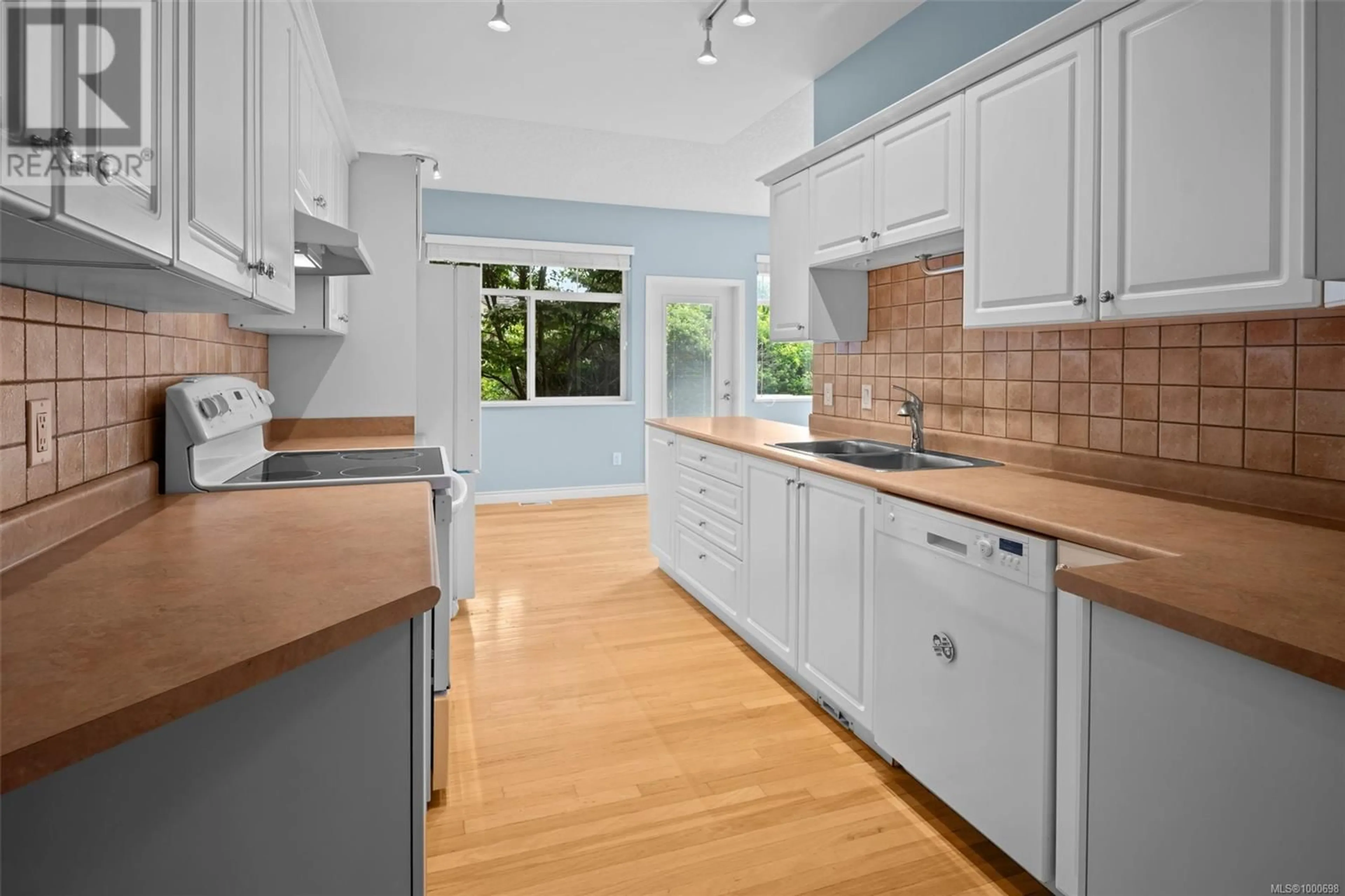 Standard kitchen, unknown for 14 - 3281 MAPLEWOOD ROAD, Saanich British Columbia V8P3M4