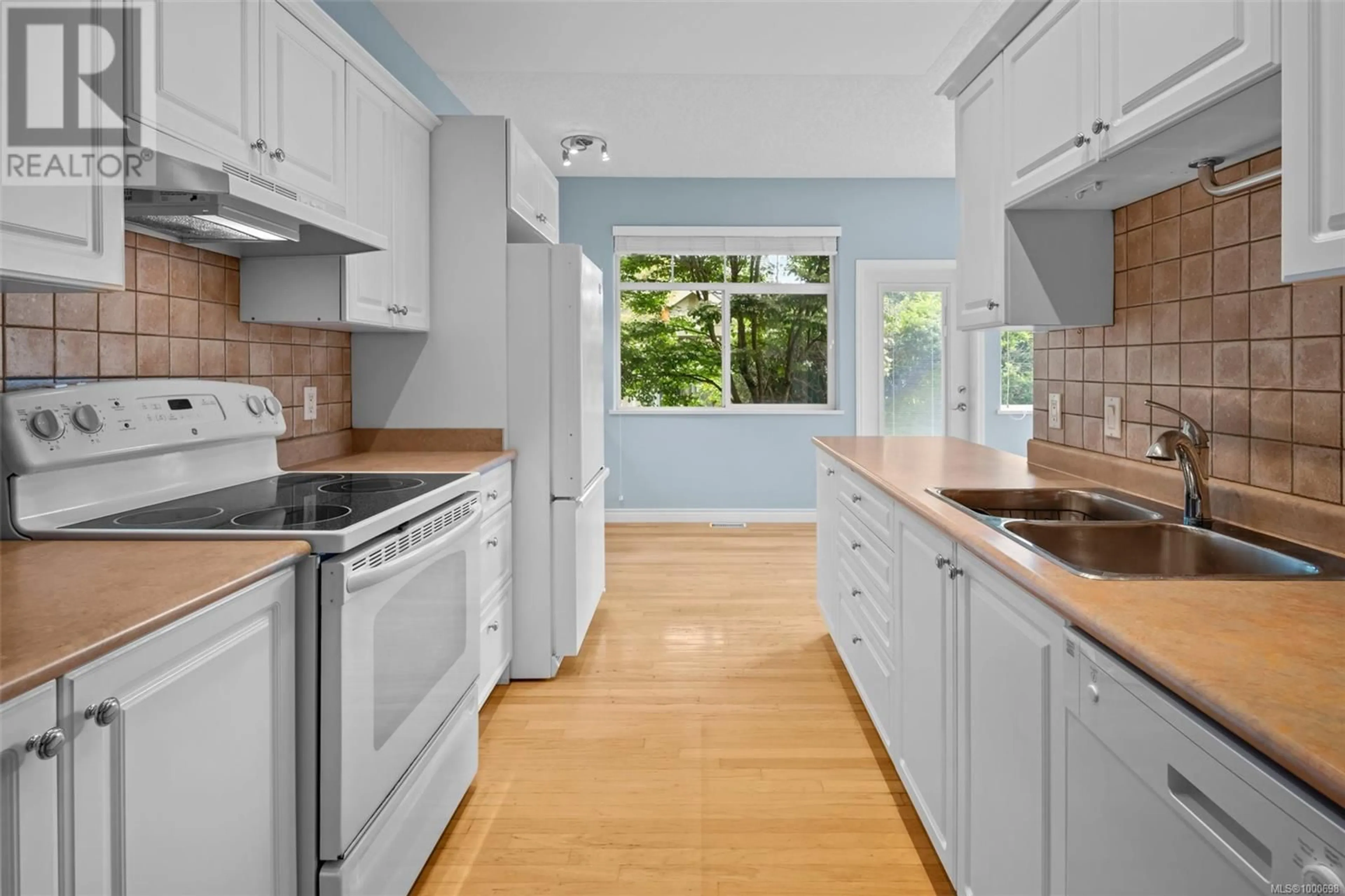 Standard kitchen, unknown for 14 - 3281 MAPLEWOOD ROAD, Saanich British Columbia V8P3M4