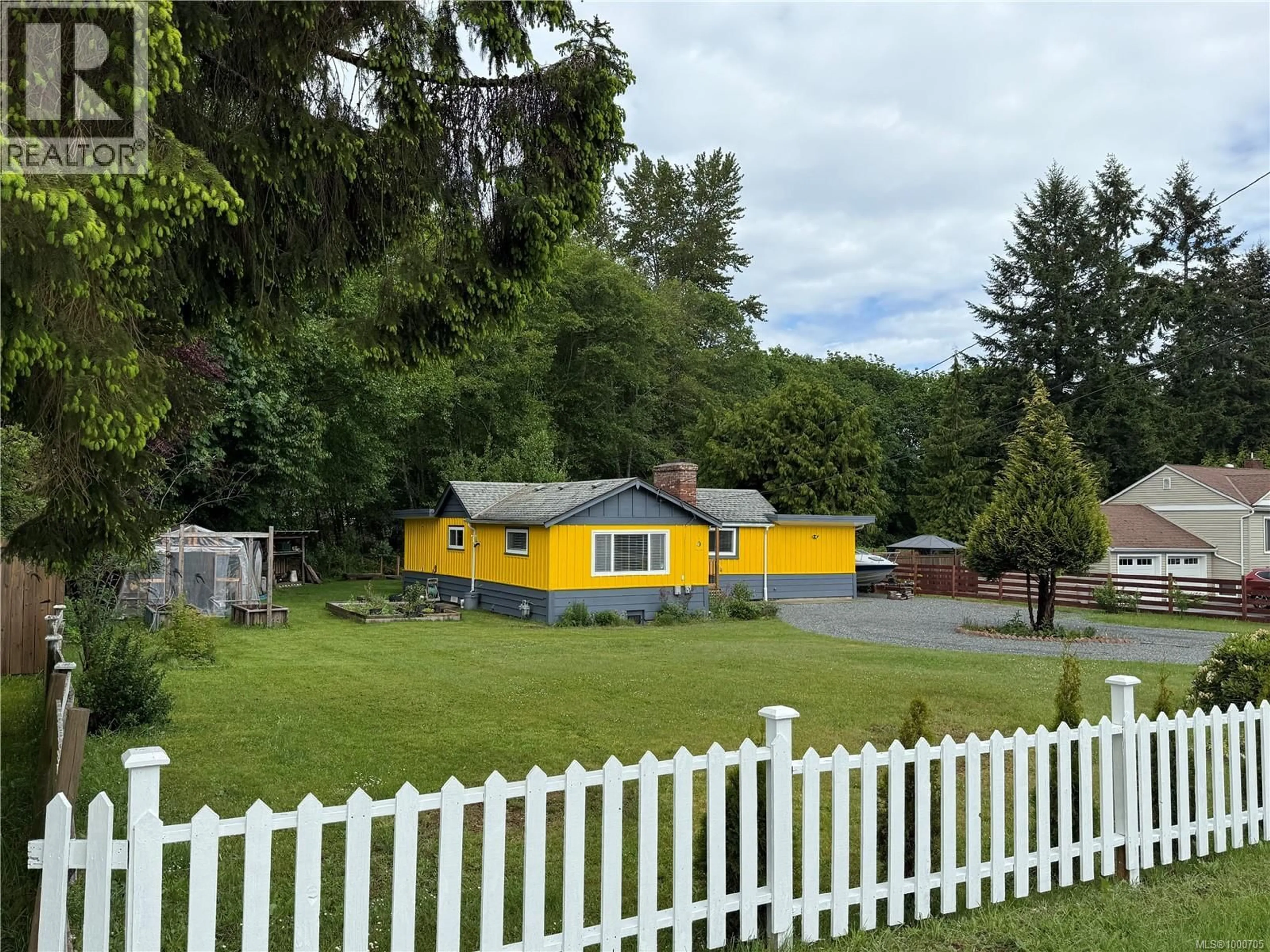 A pic from outside/outdoor area/front of a property/back of a property/a pic from drone, mountain view for 1471 EXTENSION ROAD, Nanaimo British Columbia V9R6R7
