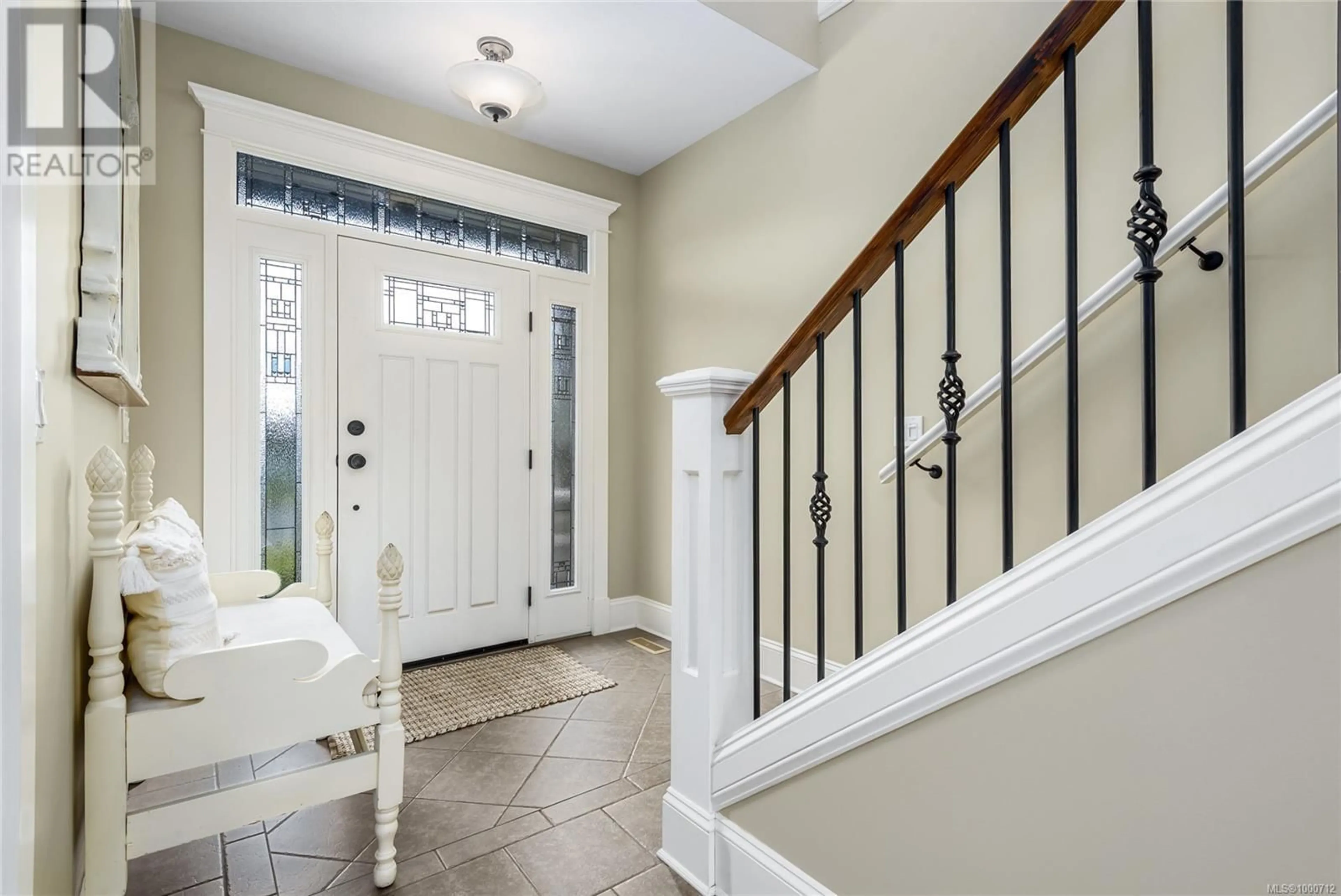 Indoor entryway for 1401 DOVER PLACE, Courtenay British Columbia V9N4B1