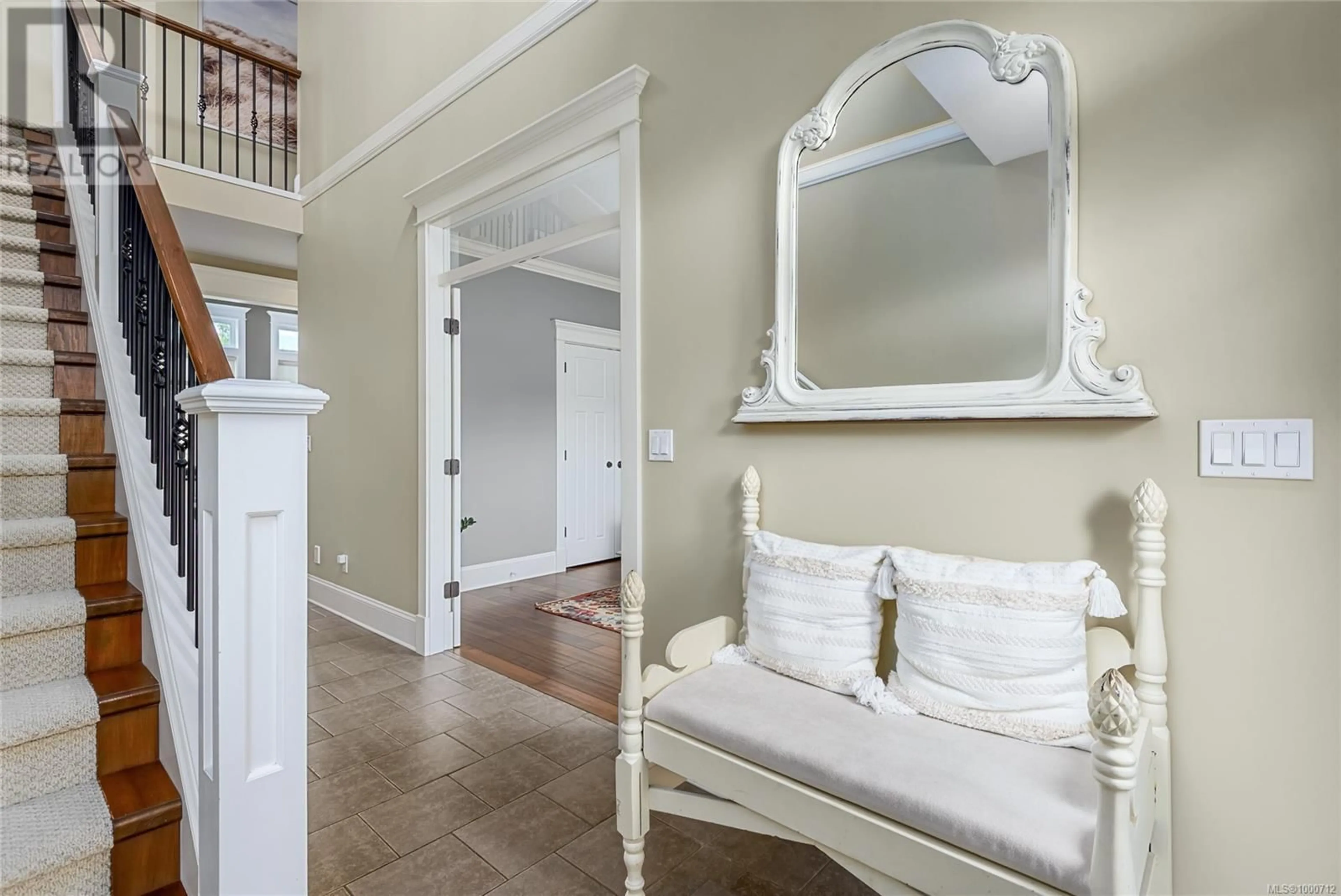 Indoor entryway for 1401 DOVER PLACE, Courtenay British Columbia V9N4B1