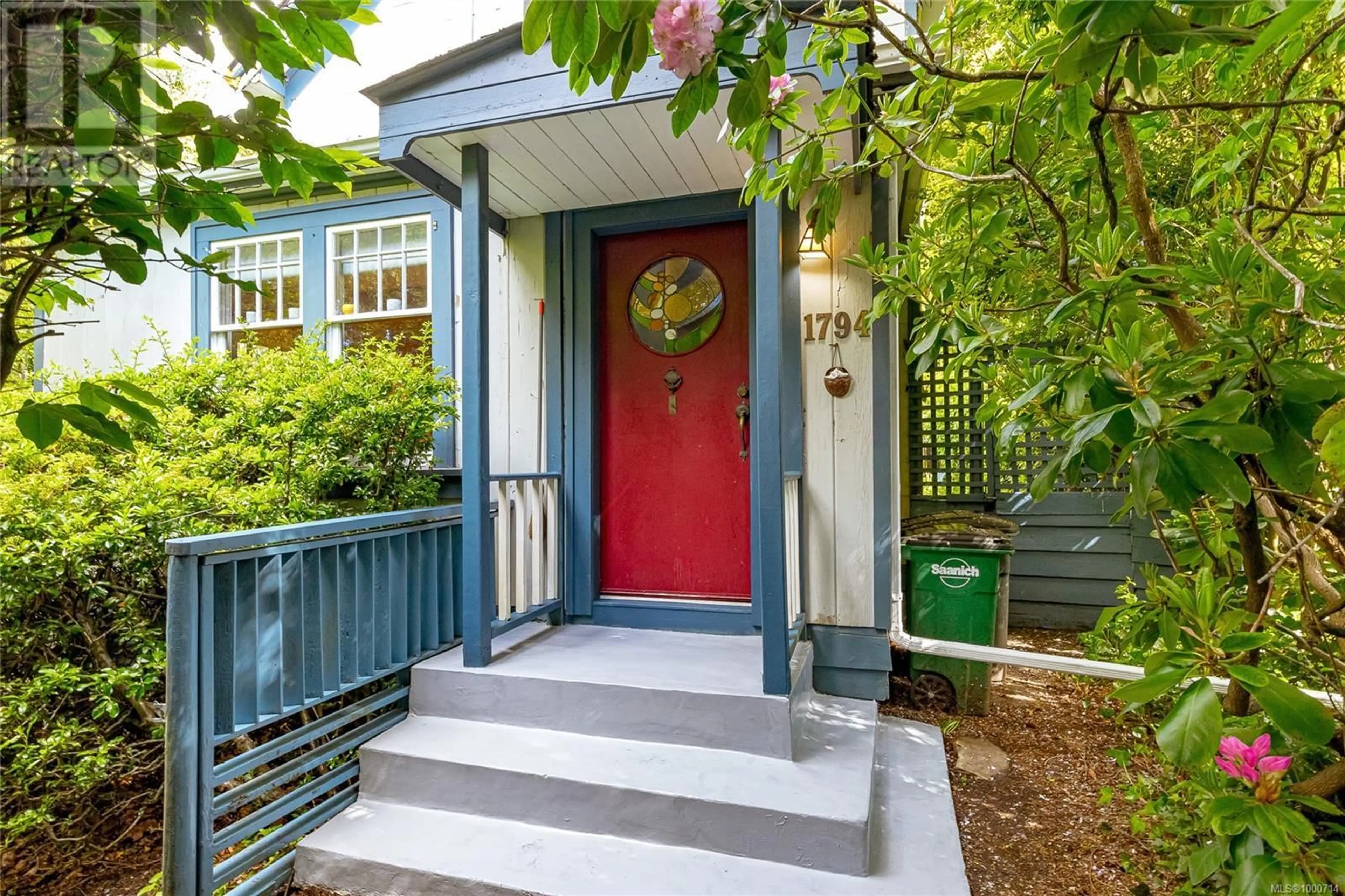 Indoor entryway for 1794 MIDGARD AVENUE, Saanich British Columbia V8P2Y9
