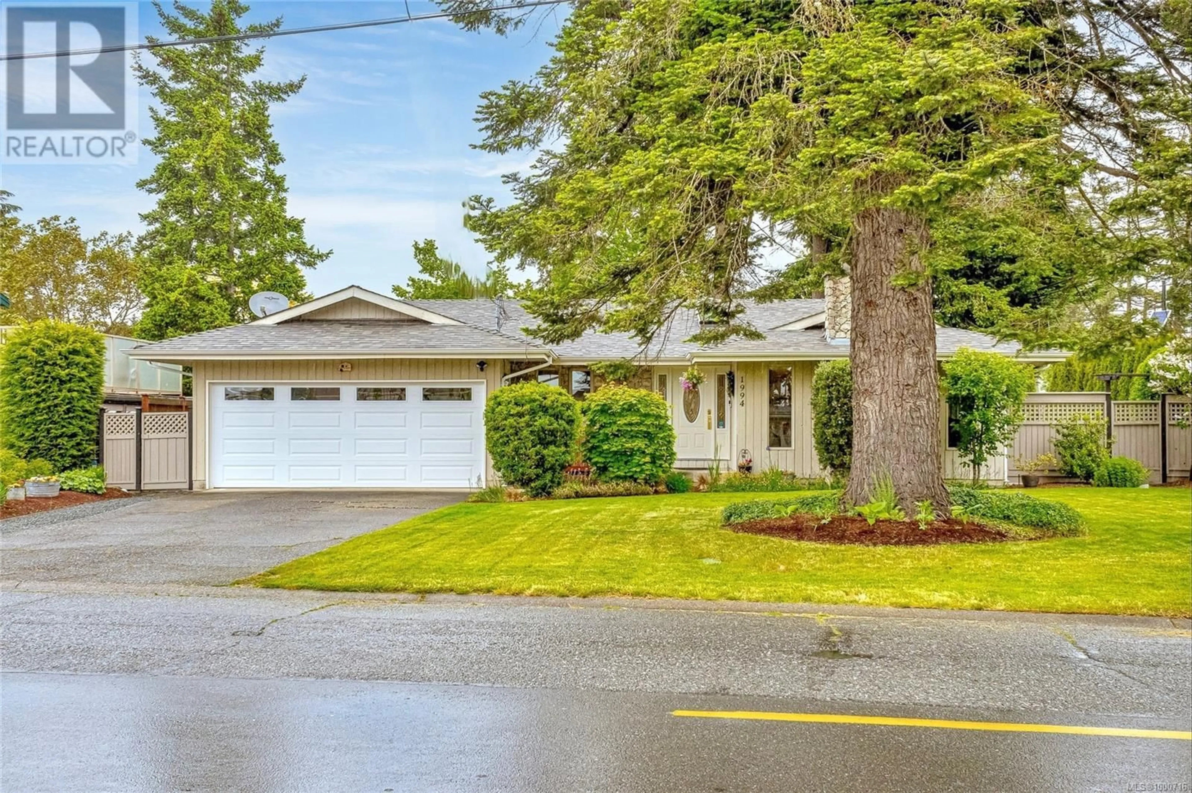 Home with vinyl exterior material, street for 1994 JEFFREE ROAD, Central Saanich British Columbia V8M1K1