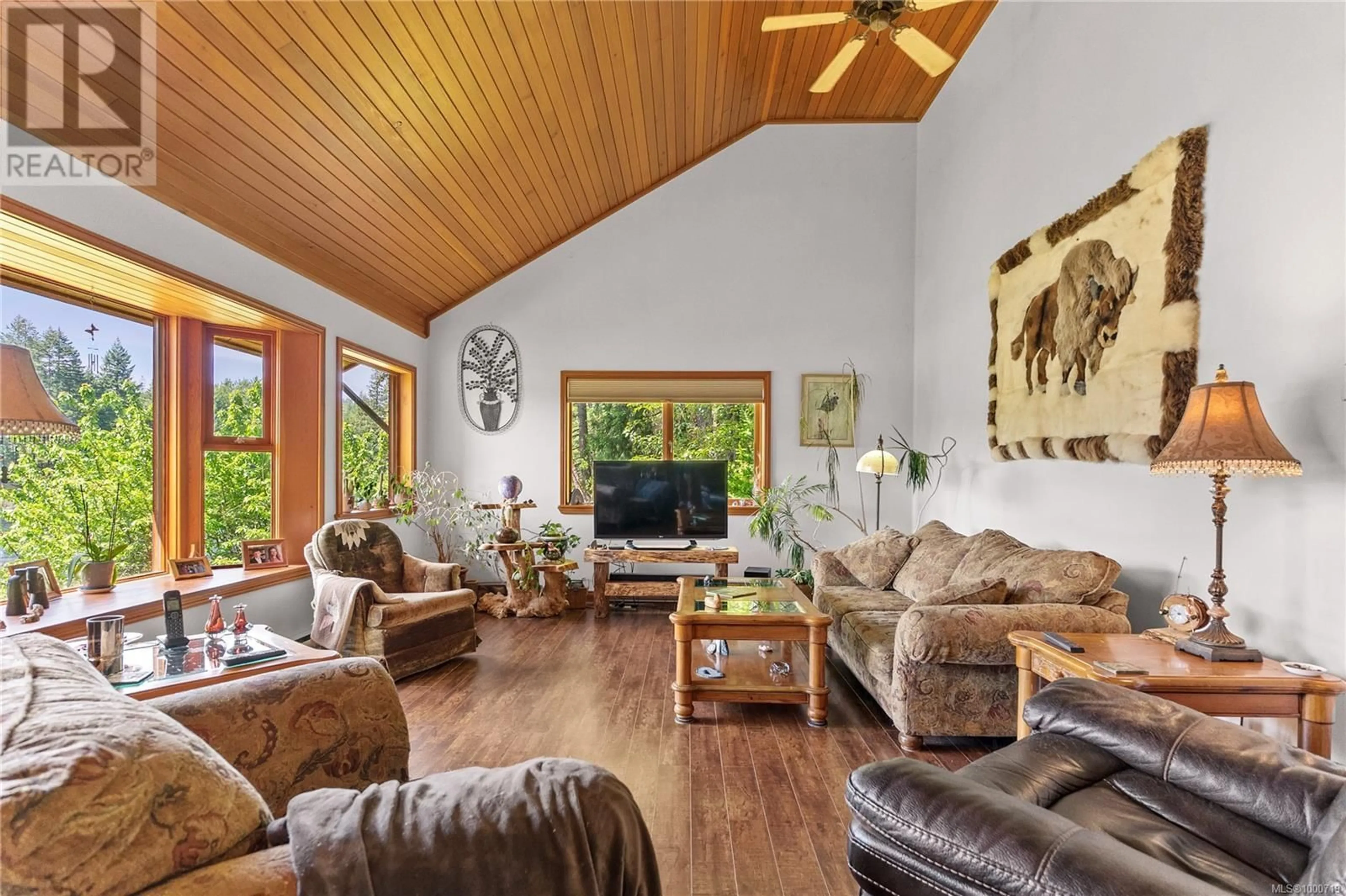 Living room with furniture, wood/laminate floor for 395 LAKEWOODS PLACE, Nanaimo British Columbia V9X1E7