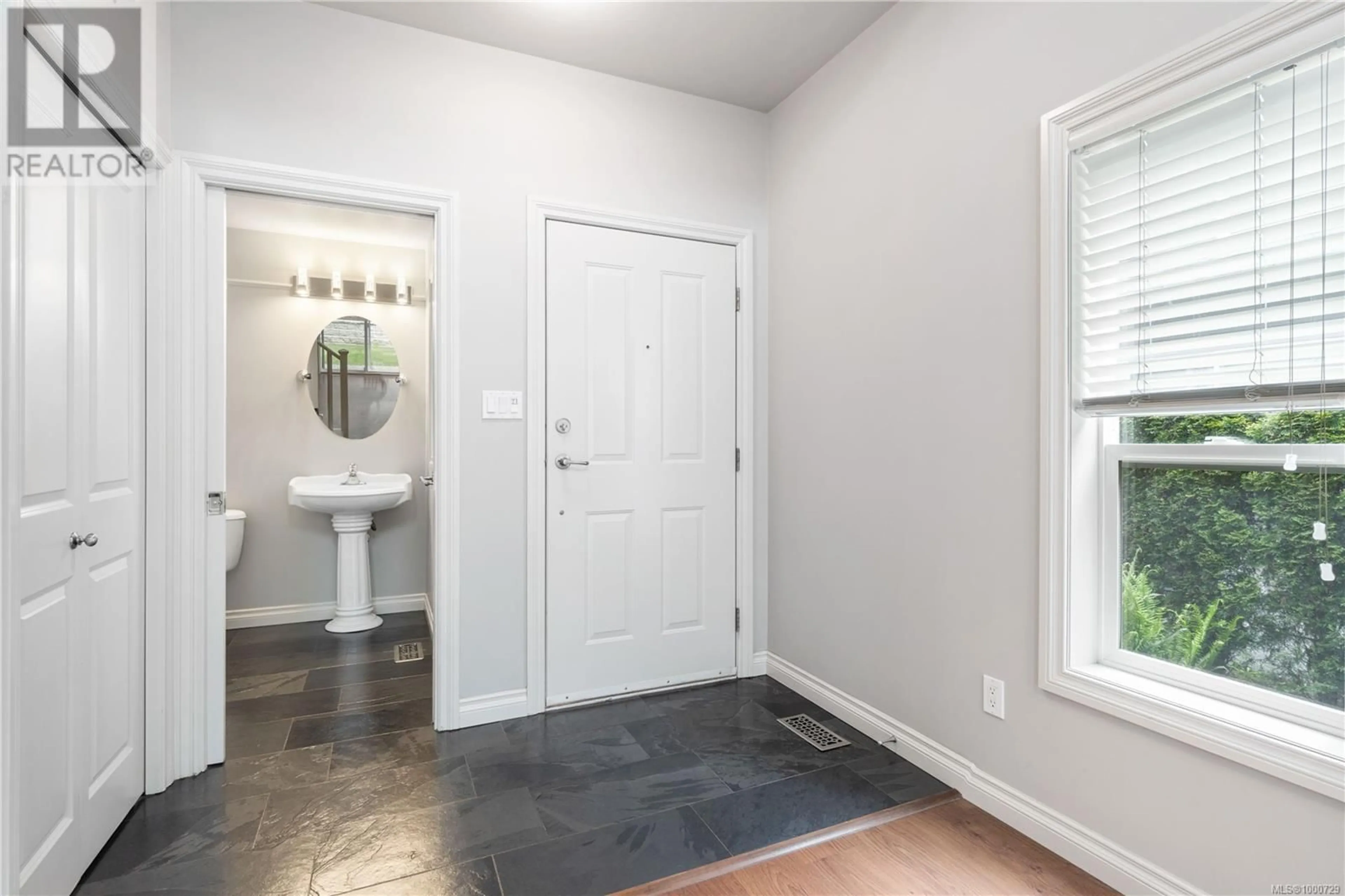 Indoor entryway for 6195 KENNING PLACE, Nanaimo British Columbia V9T6R5