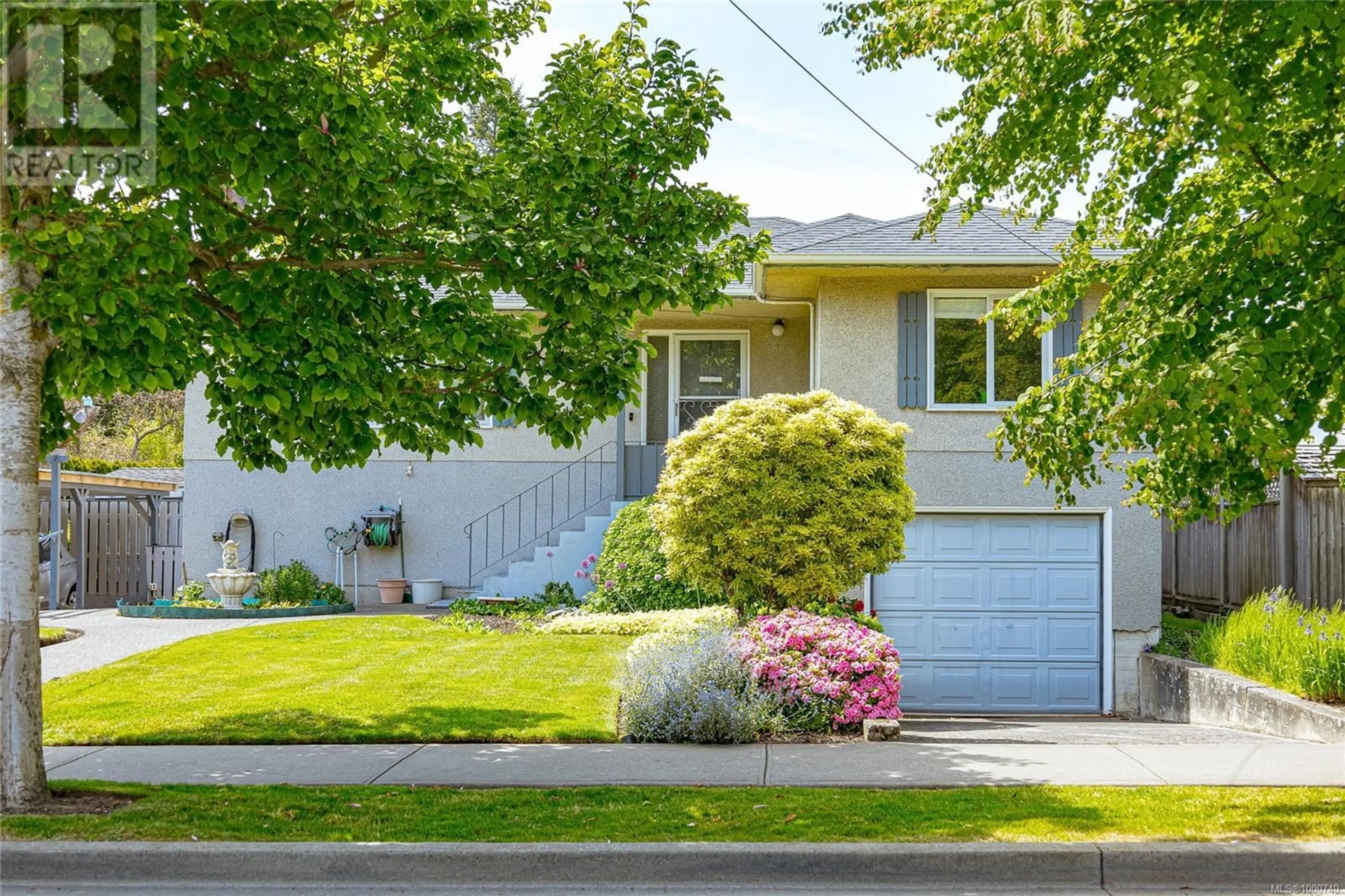 Home with vinyl exterior material, street for 412 ST. CHARLES STREET, Victoria British Columbia V8S3N5