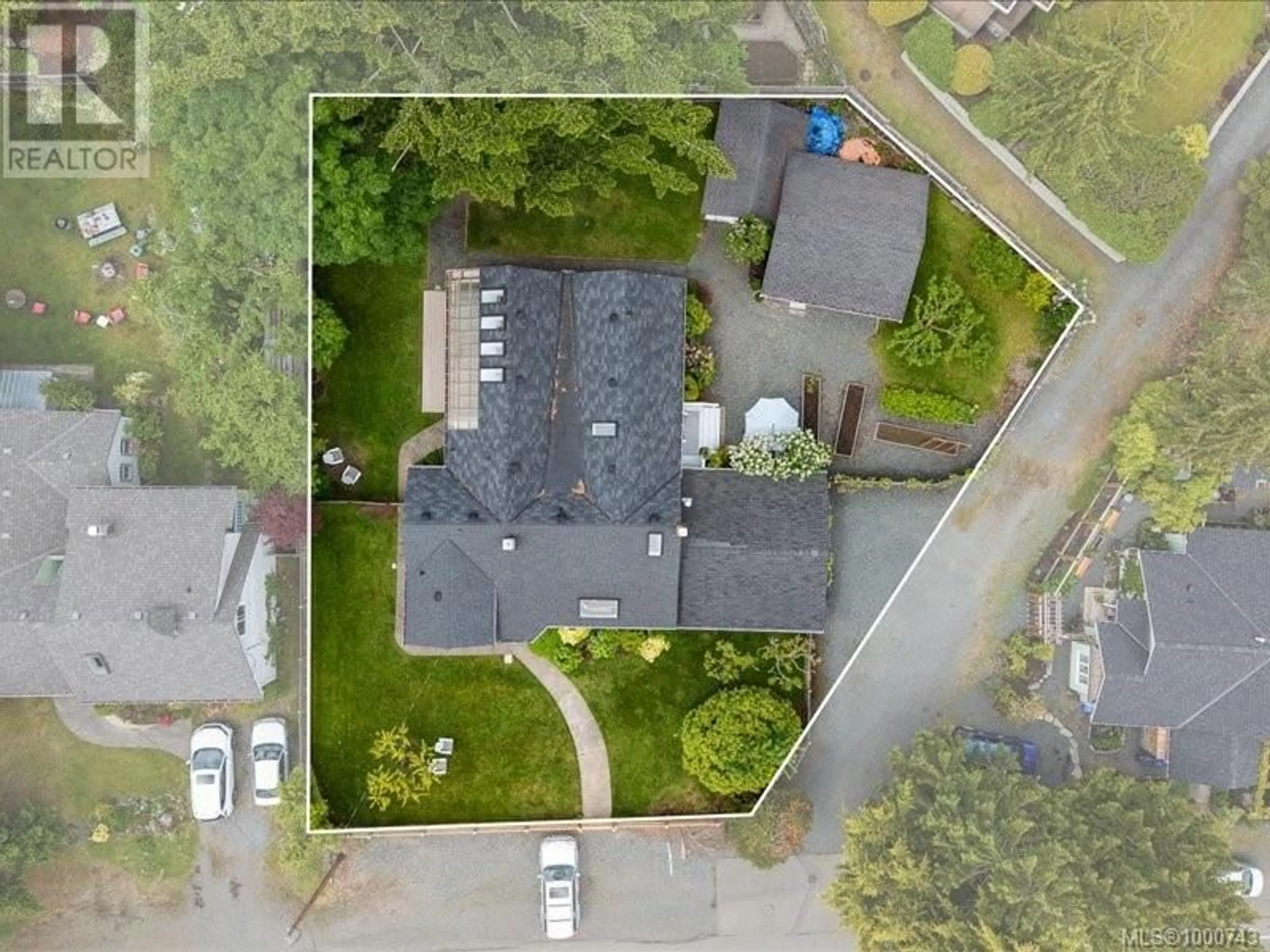 A pic from outside/outdoor area/front of a property/back of a property/a pic from drone, street for 521 ARBUTUS STREET, Qualicum Beach British Columbia V9K1K8