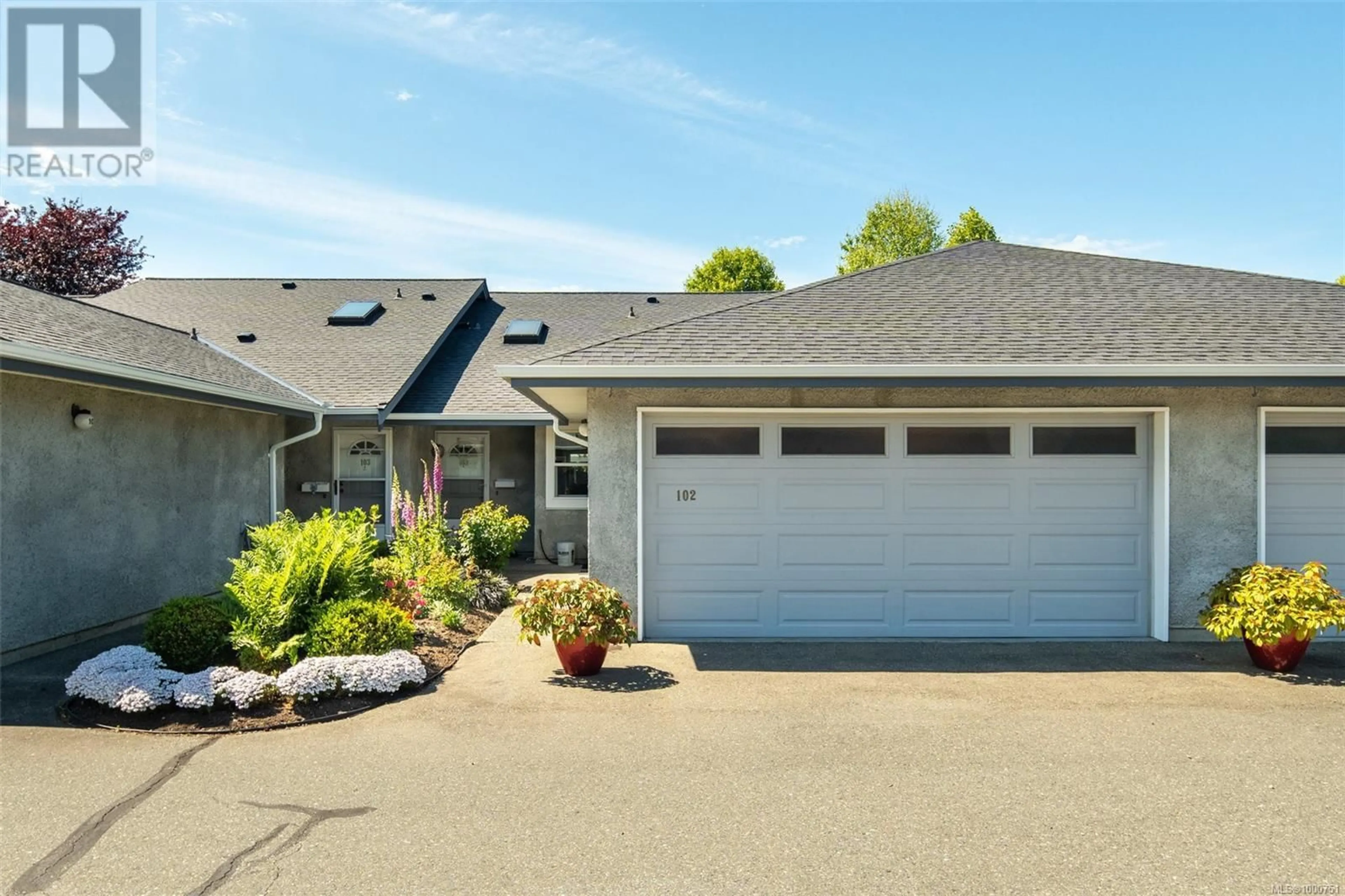 Home with vinyl exterior material, street for 102 - 2600 FERGUSON ROAD, Central Saanich British Columbia V8M2C1