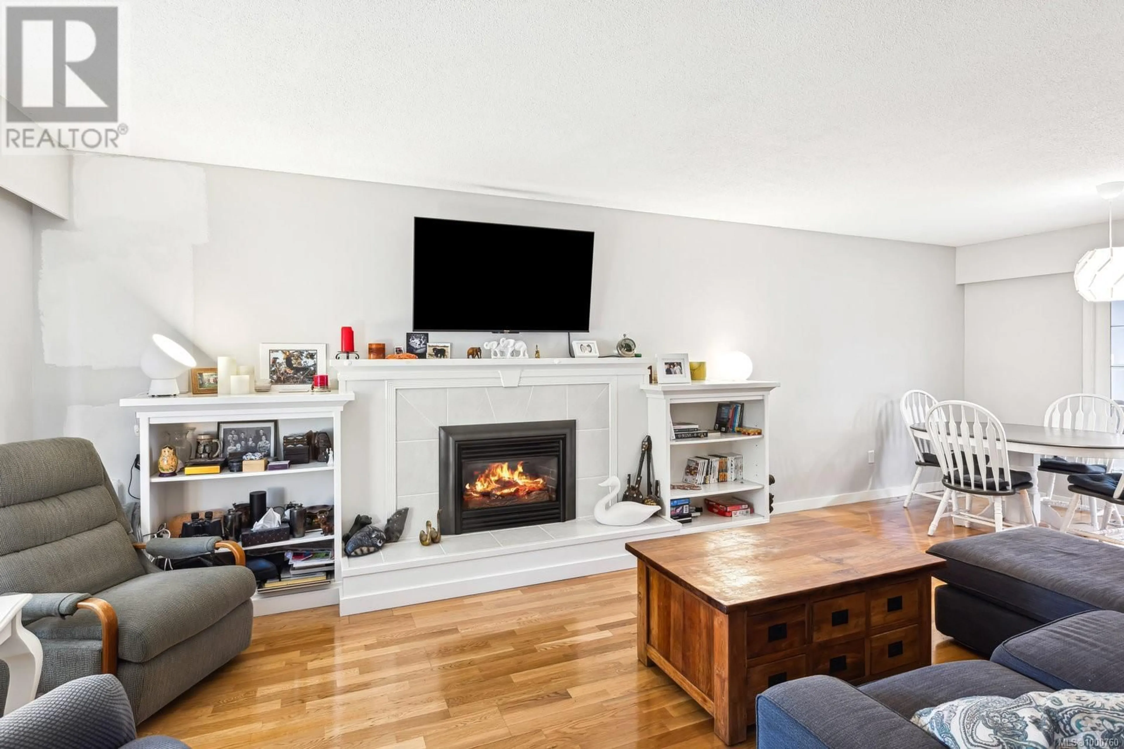 Living room with furniture, wood/laminate floor for 2495 BEAUFORT ROAD, Sidney British Columbia V8L2K1
