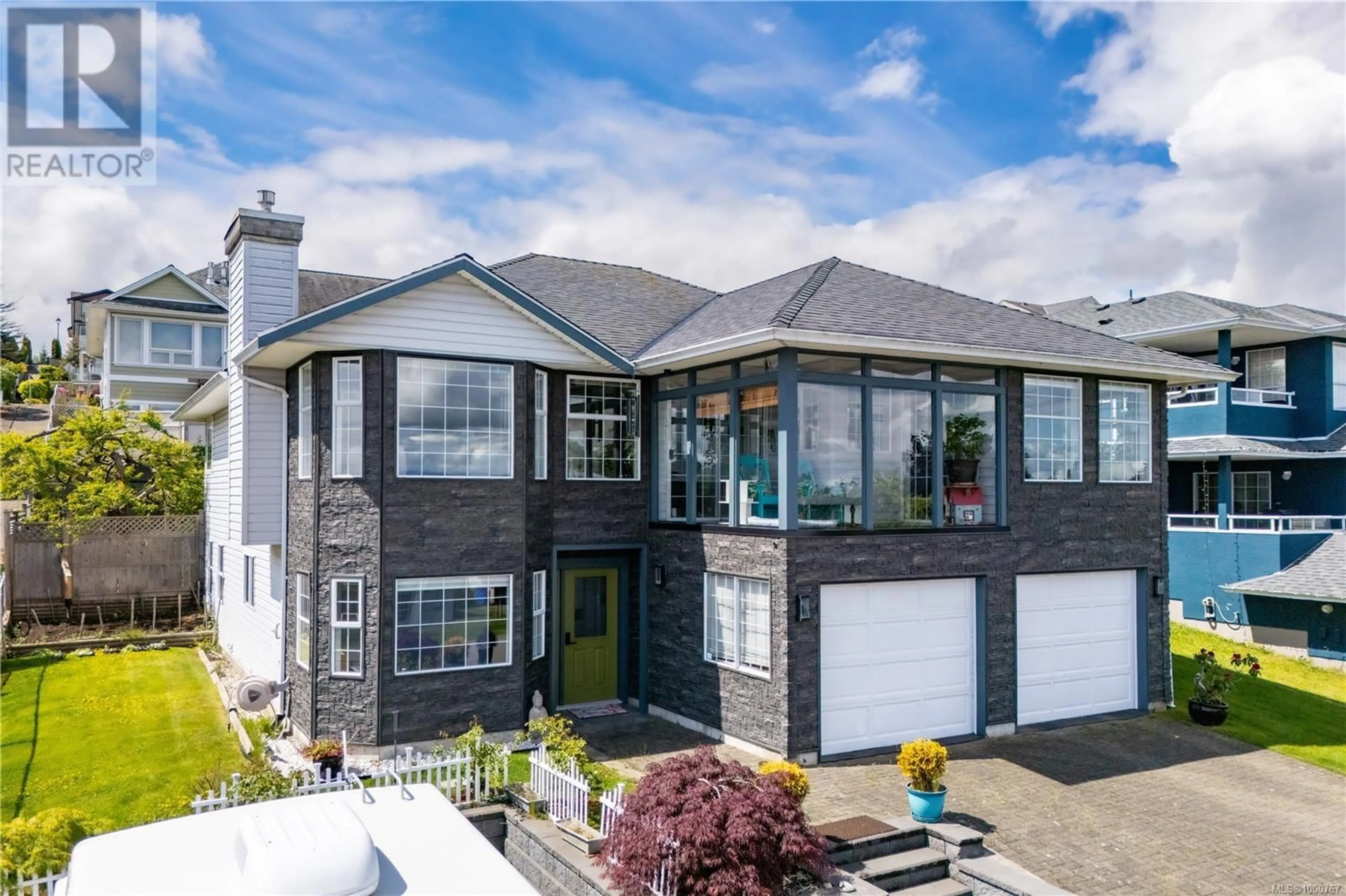 Home with vinyl exterior material, street for 733 BOWEN DRIVE, Campbell River British Columbia V9H1S2