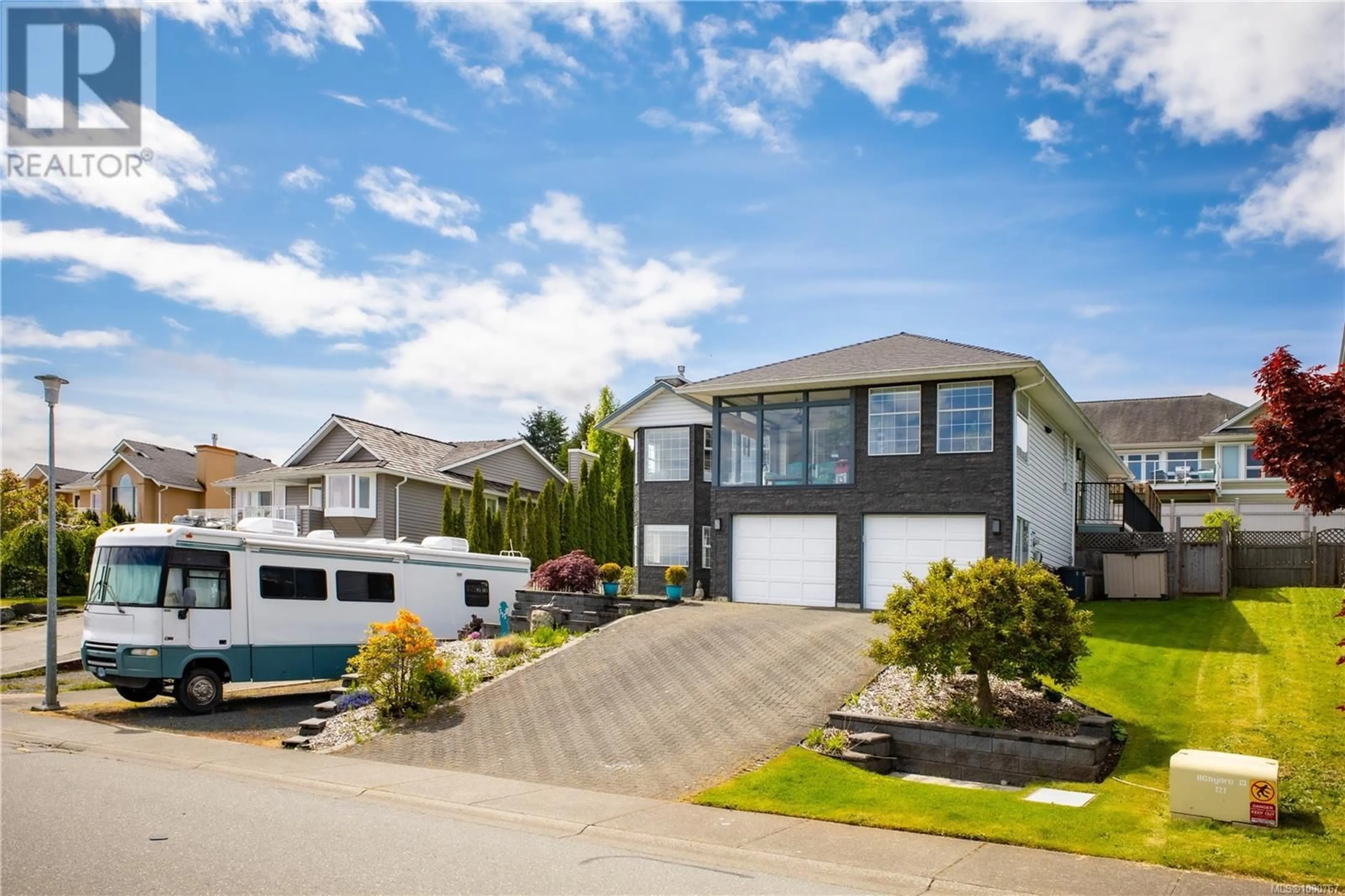 Home with vinyl exterior material, street for 733 BOWEN DRIVE, Campbell River British Columbia V9H1S2
