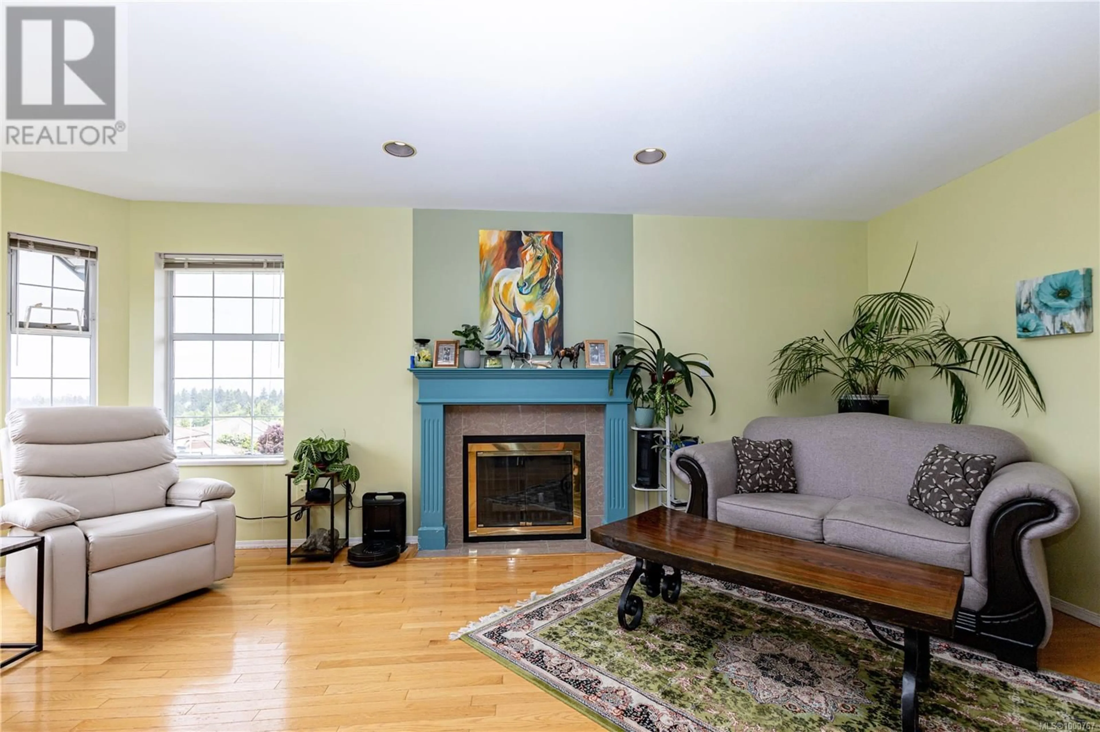 Living room with furniture, wood/laminate floor for 733 BOWEN DRIVE, Campbell River British Columbia V9H1S2