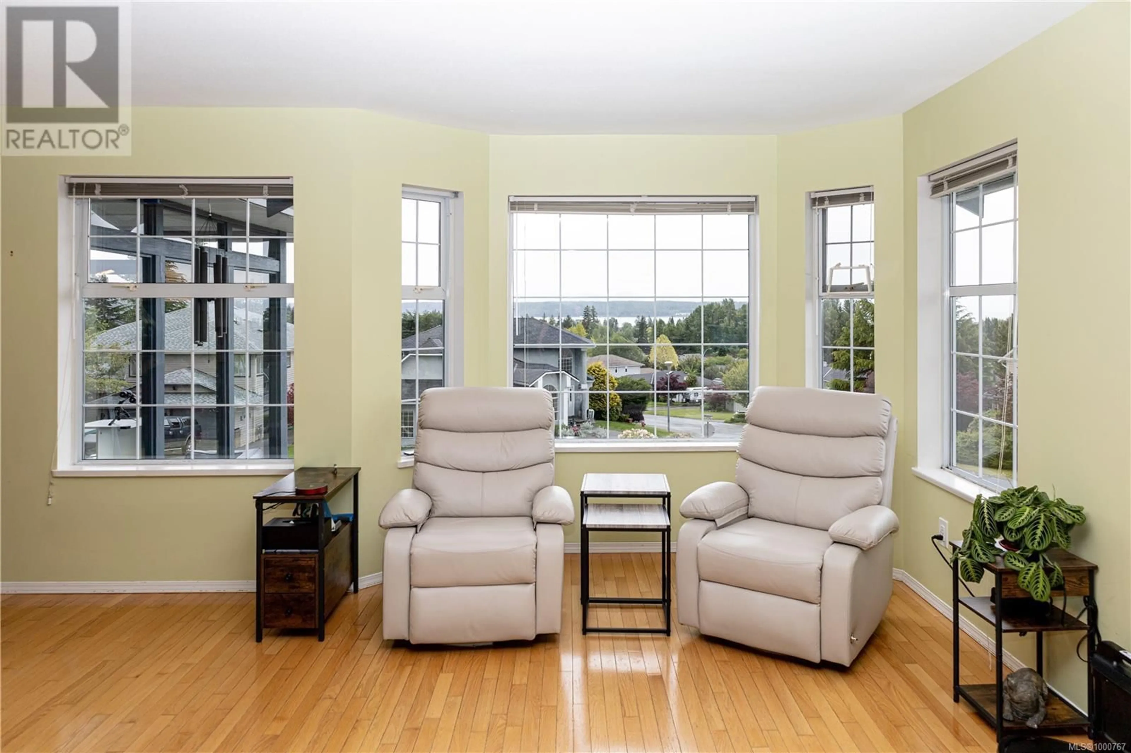 Living room with furniture, unknown for 733 BOWEN DRIVE, Campbell River British Columbia V9H1S2