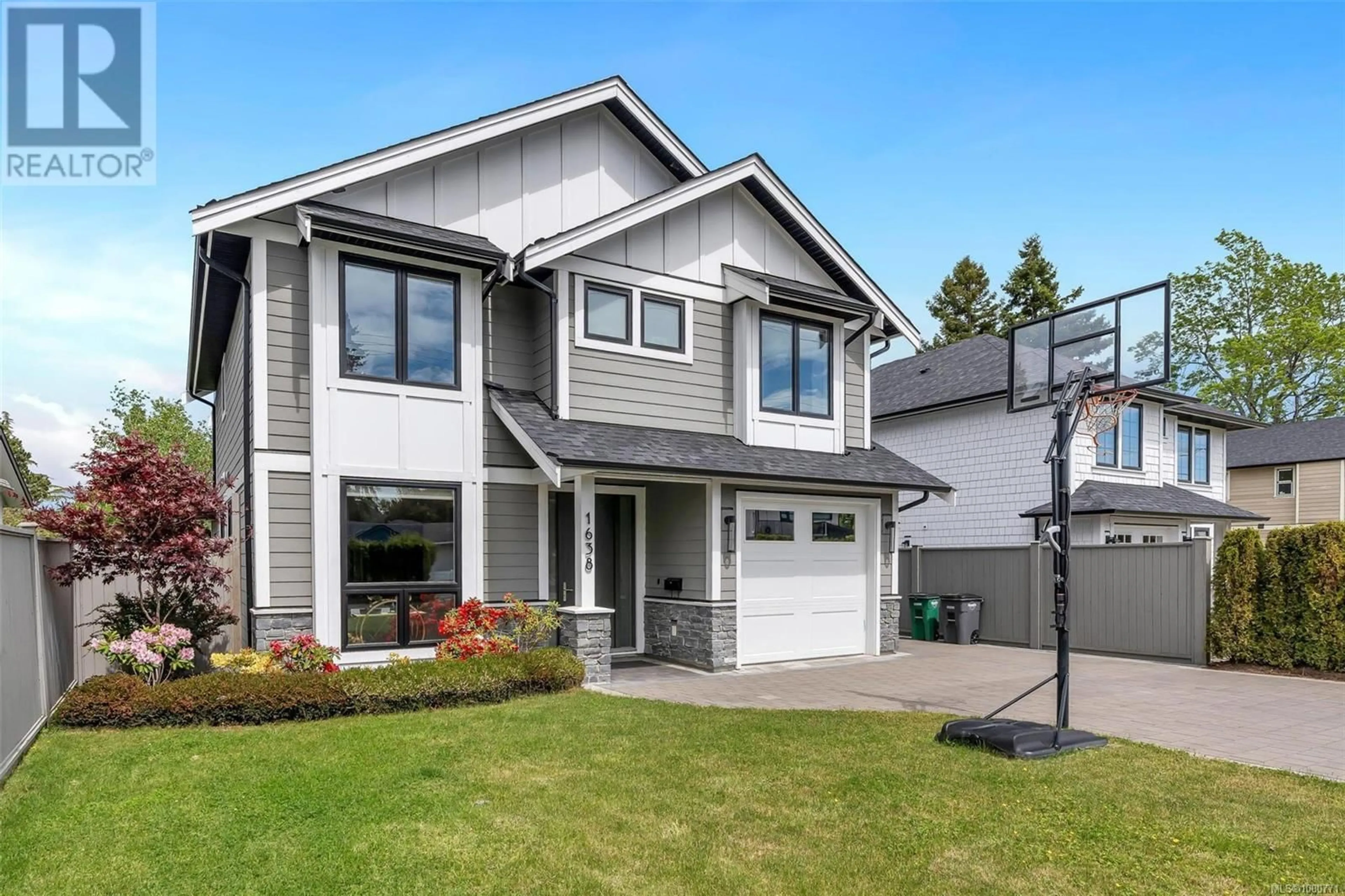 Home with vinyl exterior material, street for 1638 KENMORE ROAD, Saanich British Columbia V8N4M8