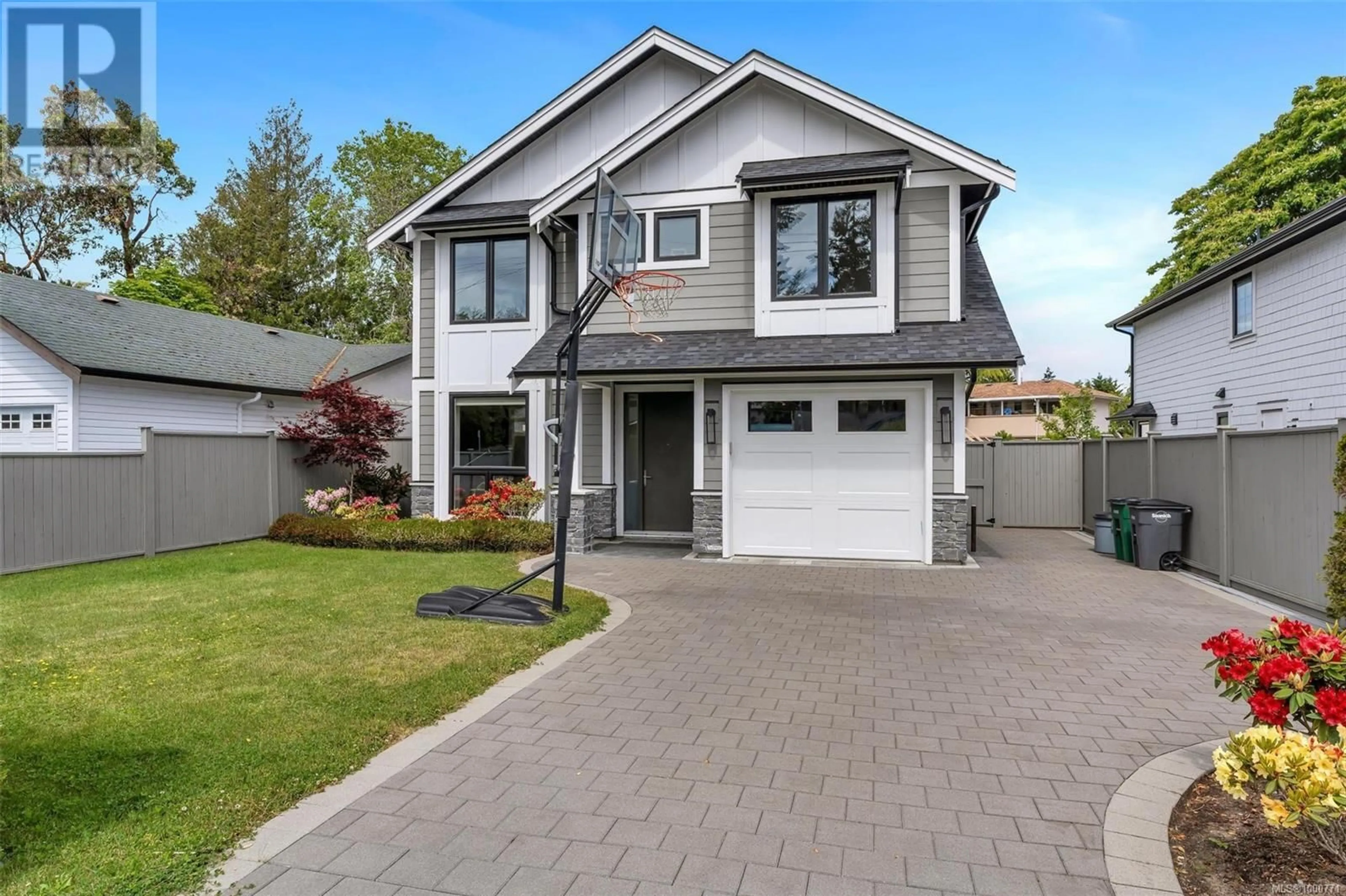 Home with vinyl exterior material, street for 1638 KENMORE ROAD, Saanich British Columbia V8N4M8