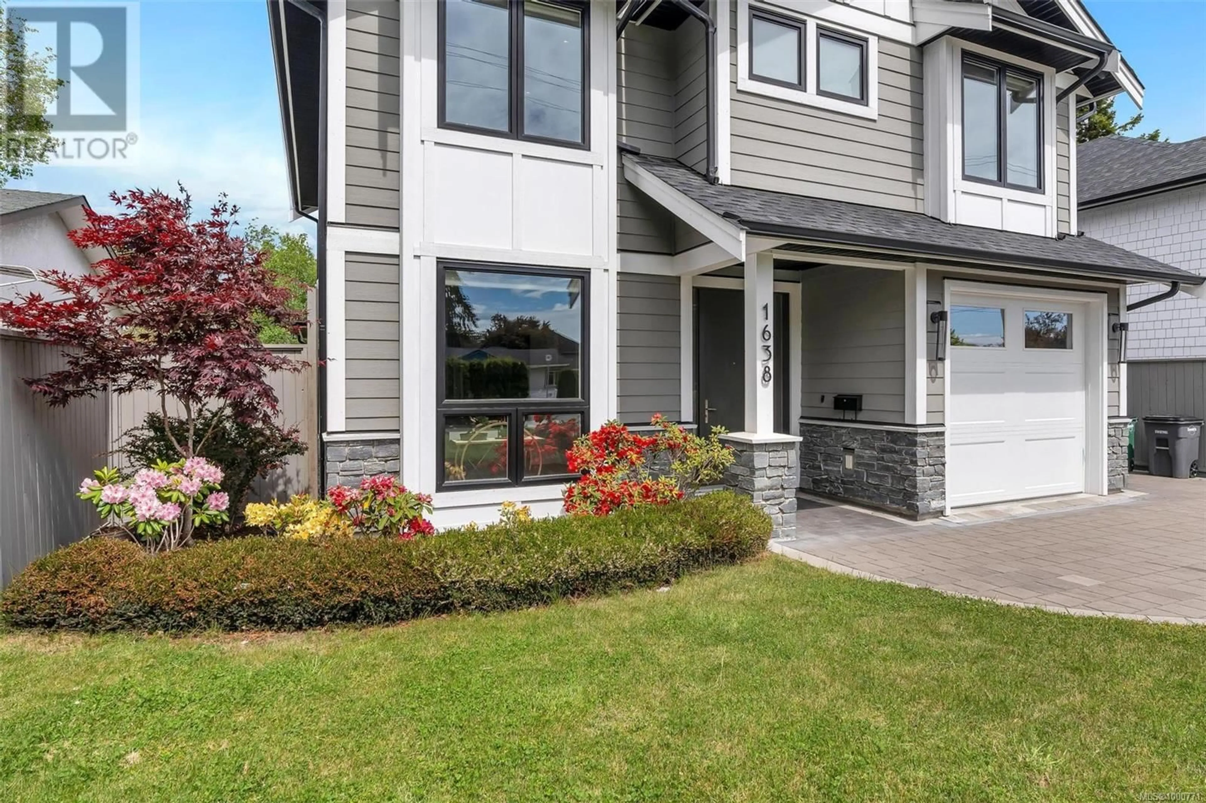 Home with vinyl exterior material, street for 1638 KENMORE ROAD, Saanich British Columbia V8N4M8