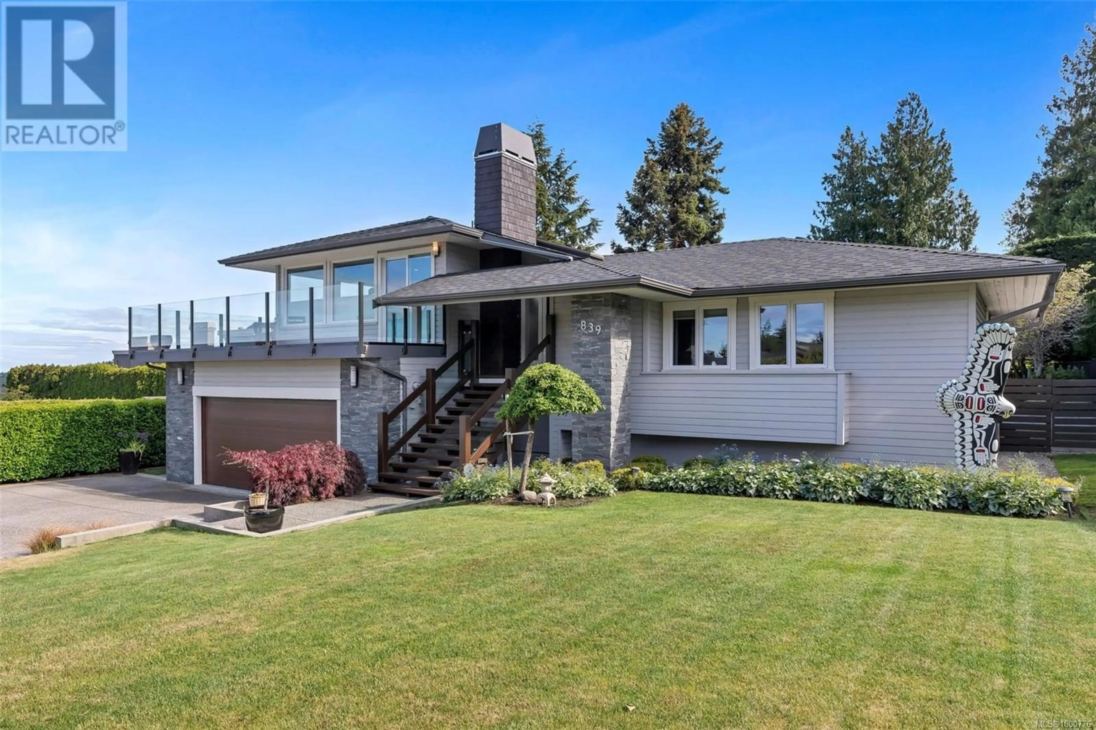 Home with vinyl exterior material, street for 839 GULFVIEW PLACE, Saanich British Columbia V8Y2R6