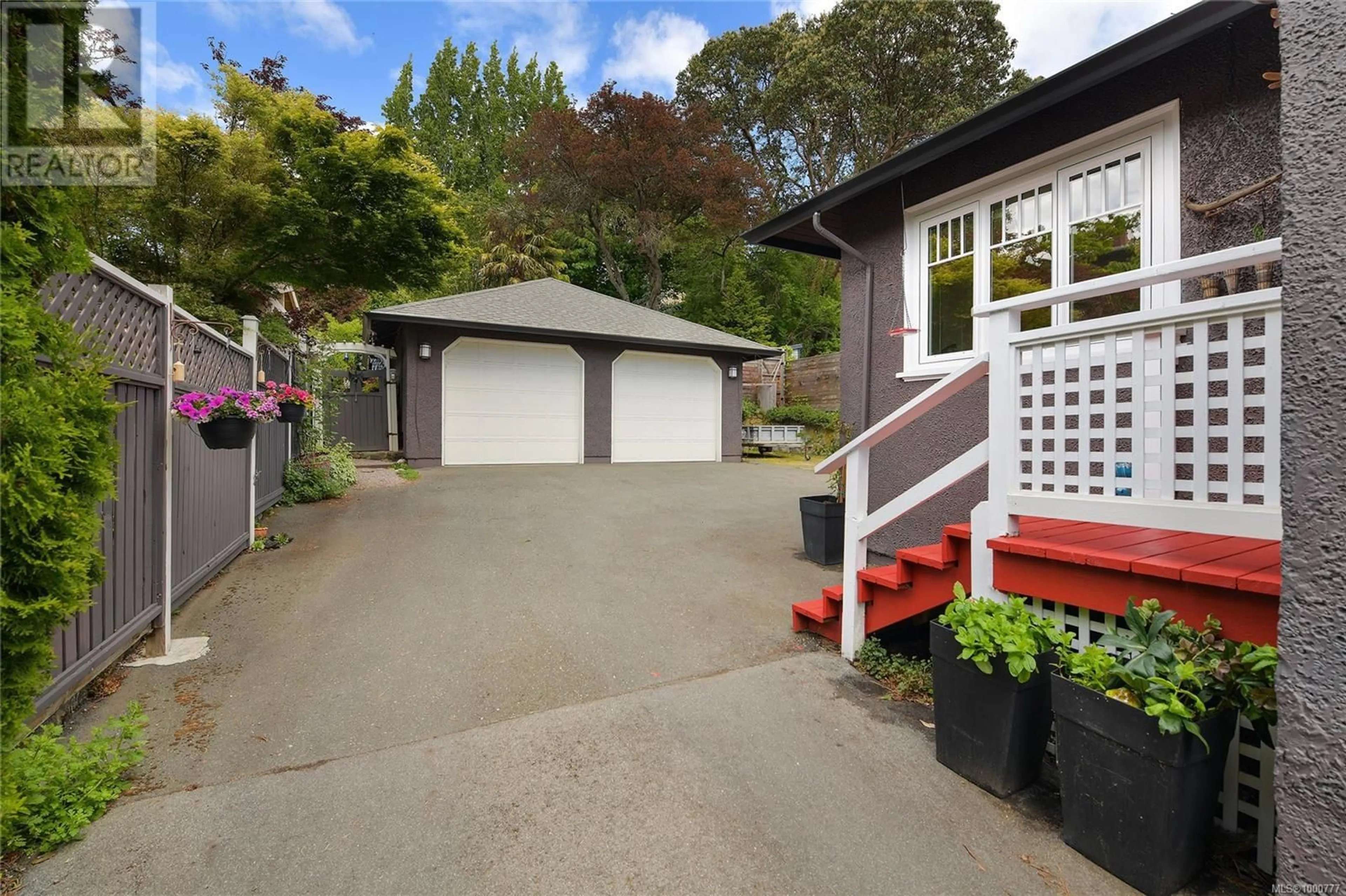 A pic from outside/outdoor area/front of a property/back of a property/a pic from drone, street for 384 GORGE ROAD WEST, Saanich British Columbia V9A1M8