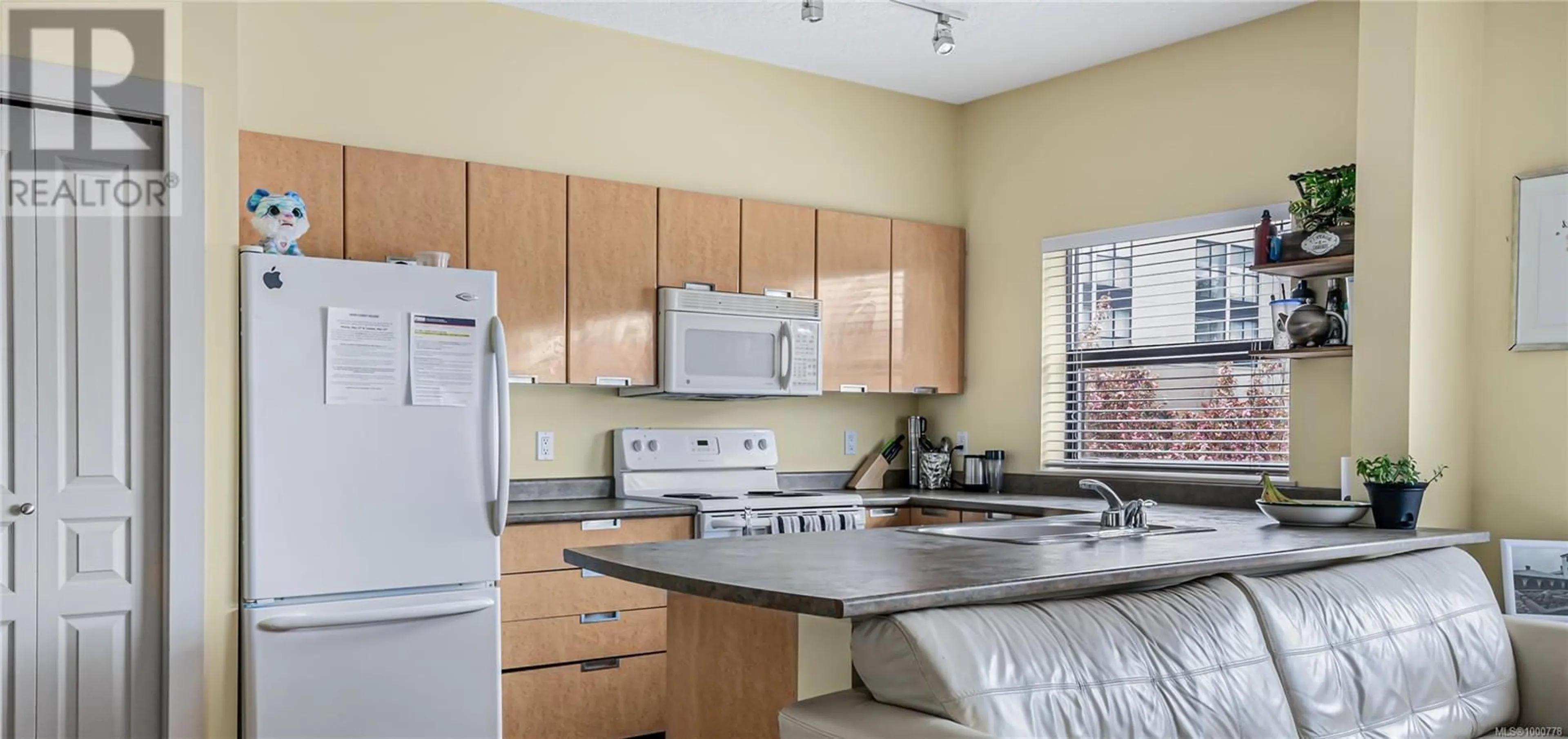 Standard kitchen, unknown for 312 - 870 SHORT STREET, Saanich British Columbia V8X2V5