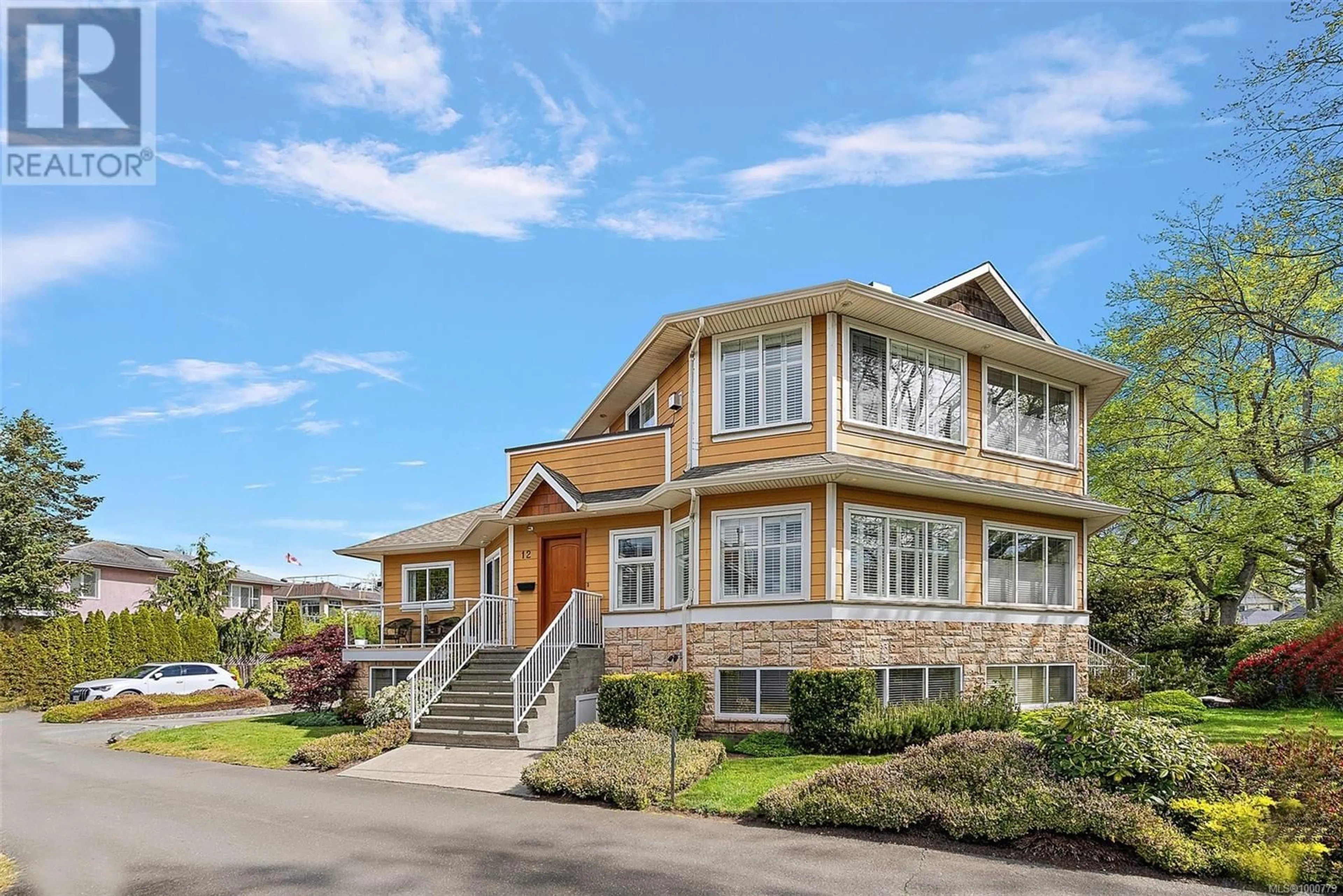 Home with vinyl exterior material, unknown for 12 PILOT STREET, Victoria British Columbia V8V2A4
