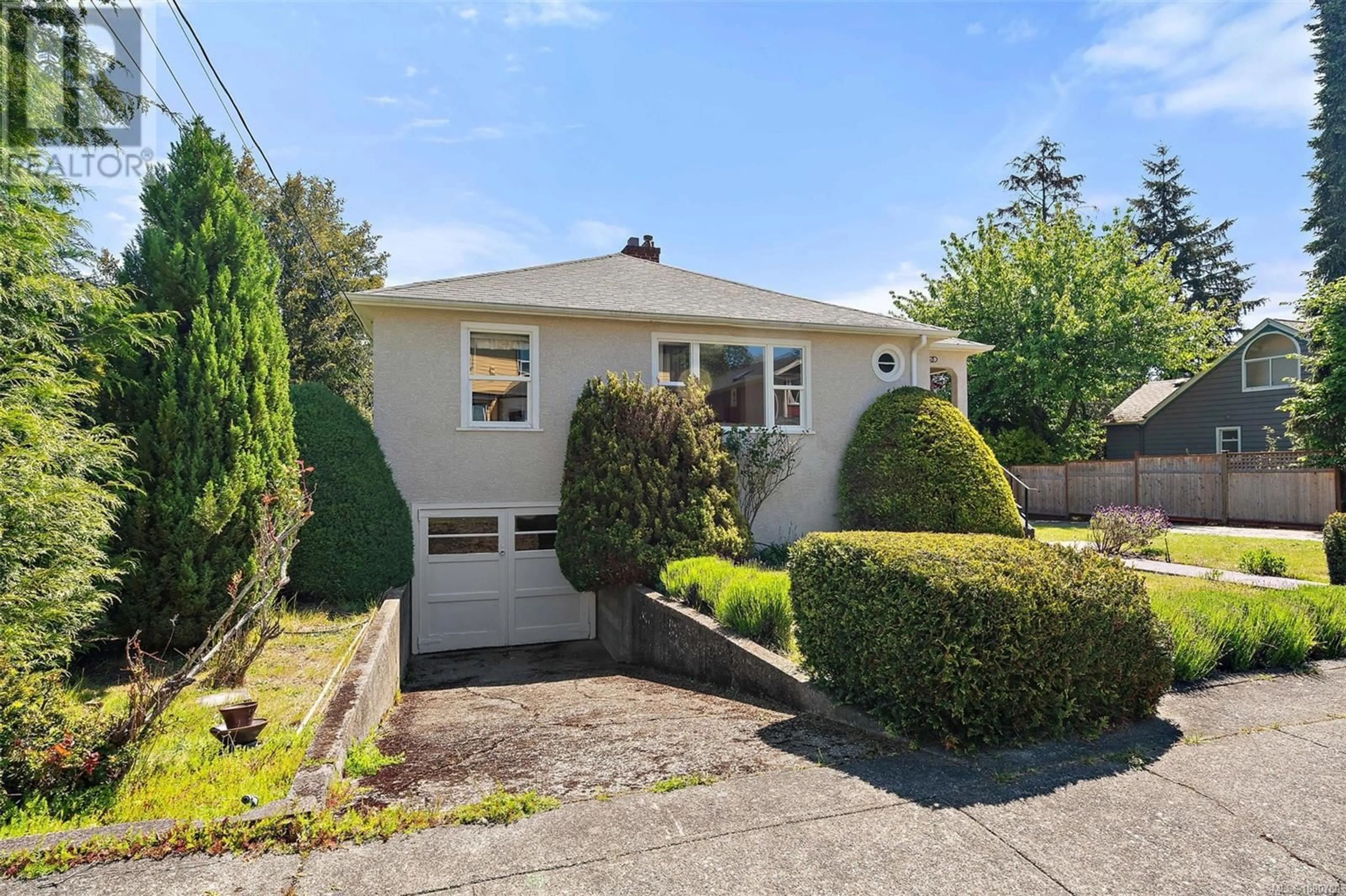 Home with vinyl exterior material, street for 1065 BEVERLEY PLACE, Victoria British Columbia V8S3Z7