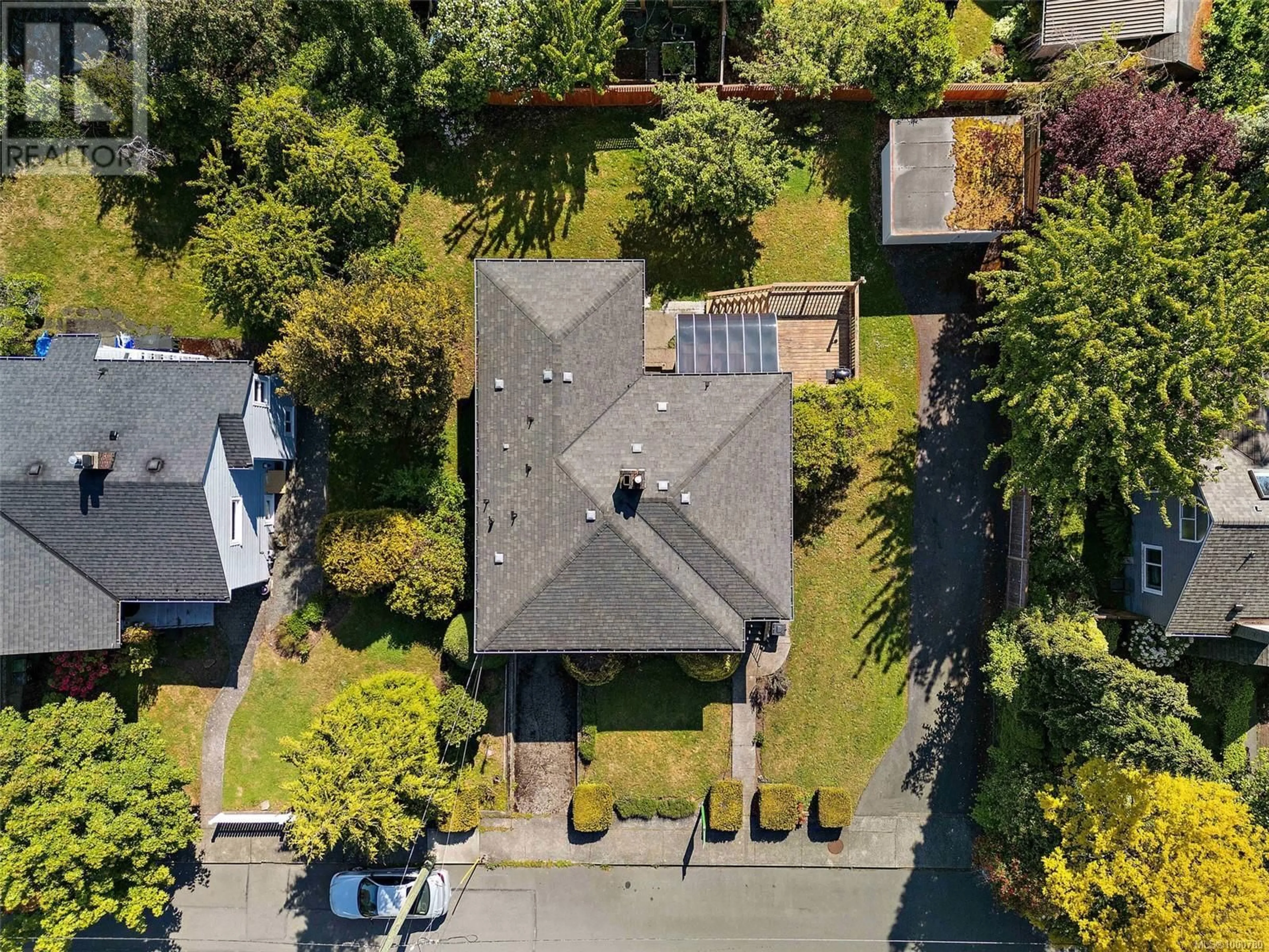 A pic from outside/outdoor area/front of a property/back of a property/a pic from drone, street for 1065 BEVERLEY PLACE, Victoria British Columbia V8S3Z7