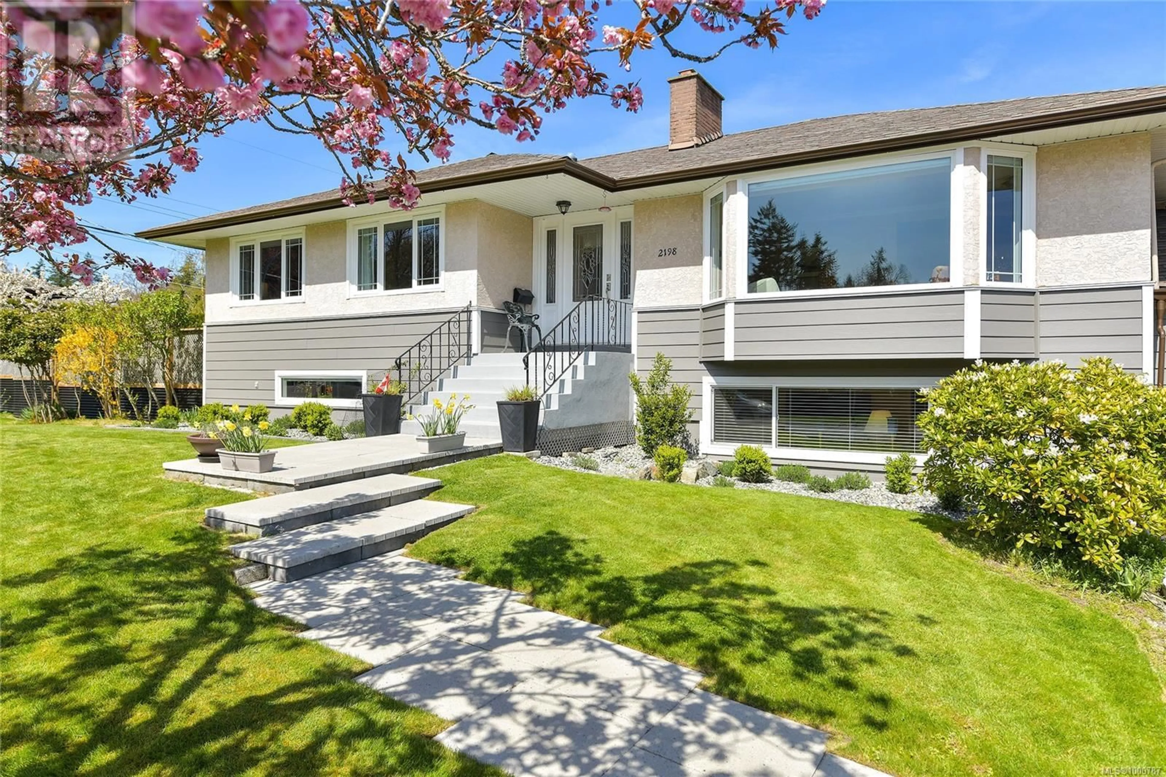 Home with vinyl exterior material, street for 2198 KENDAL AVENUE, Oak Bay British Columbia V8P1S2