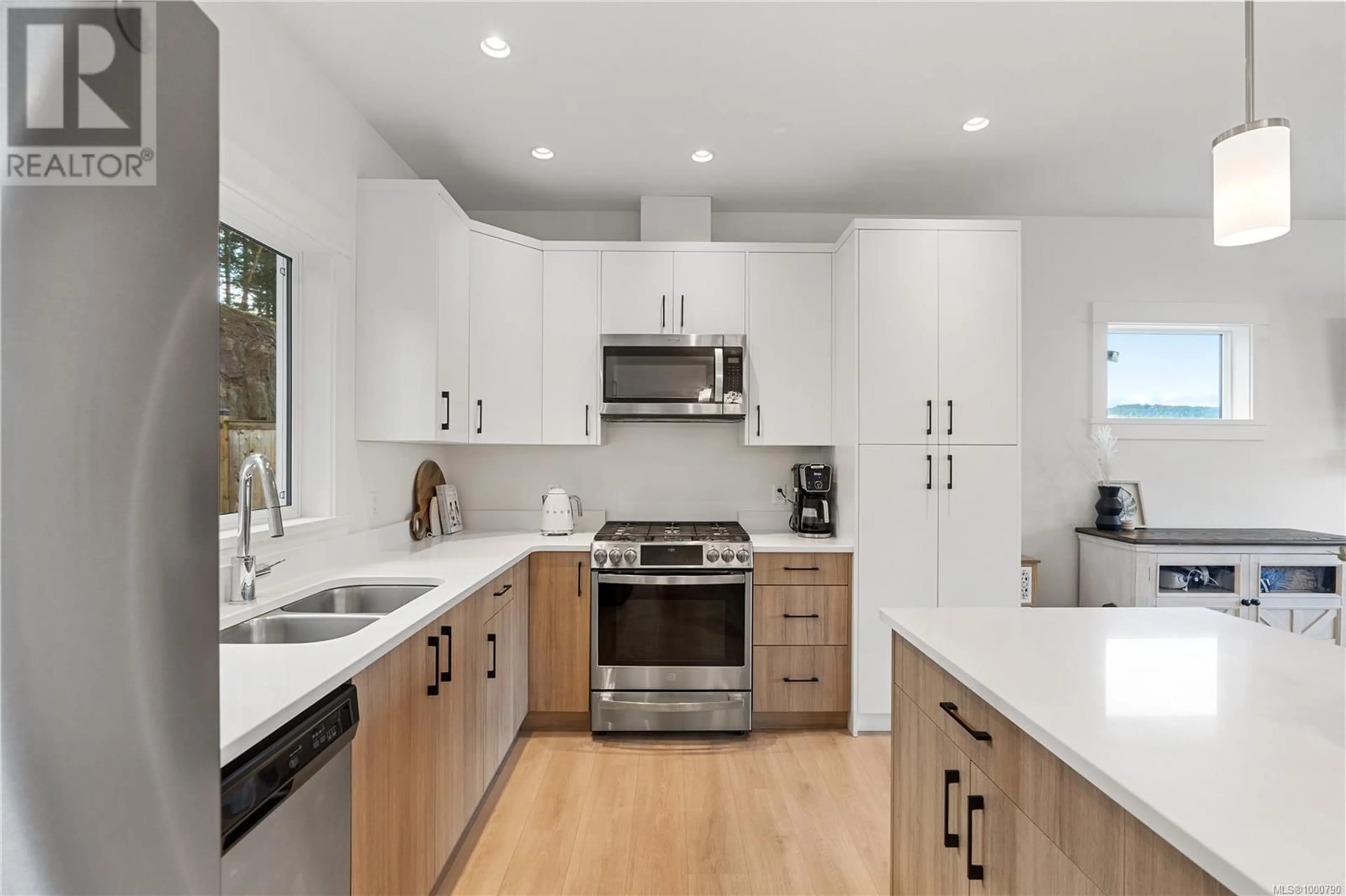 Contemporary kitchen, unknown for 837 TOMACK LOOP, Langford British Columbia V9C3X3