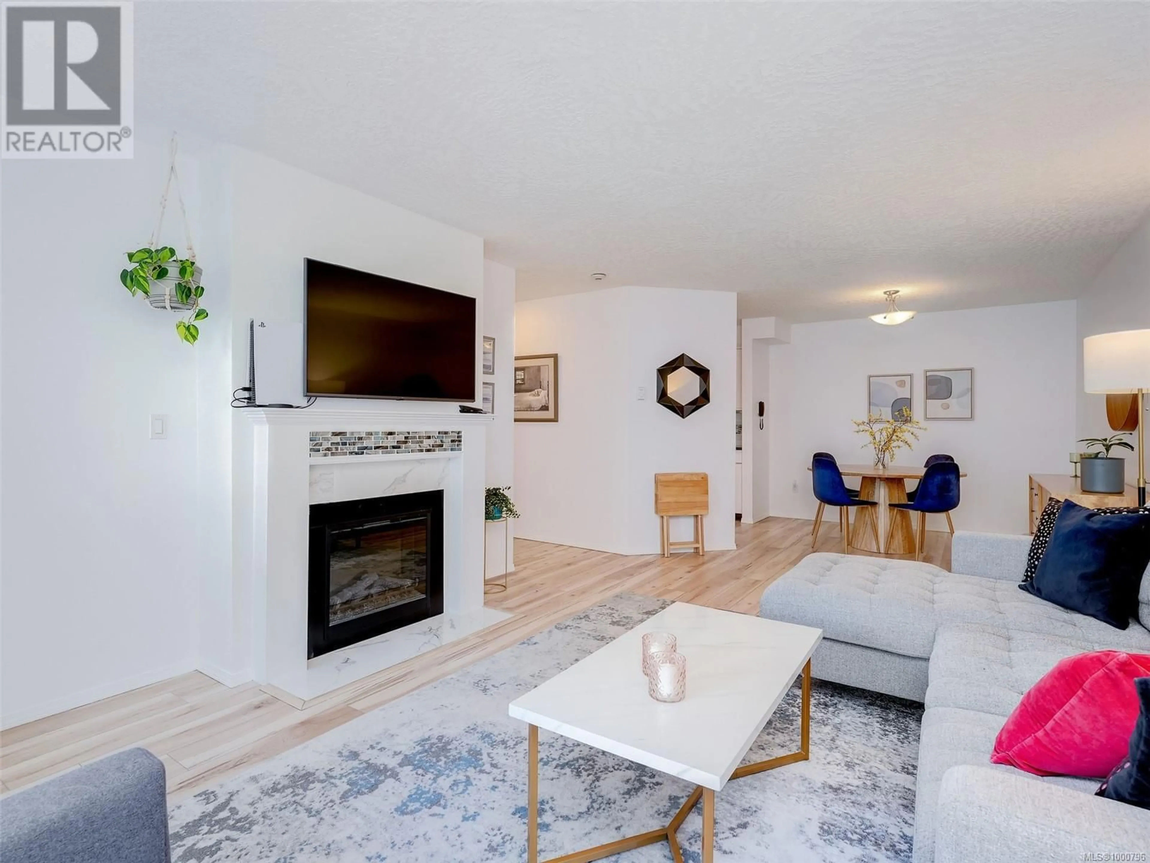 Living room with furniture, wood/laminate floor for 112 - 3931 SHELBOURNE STREET, Saanich British Columbia V8P4H9