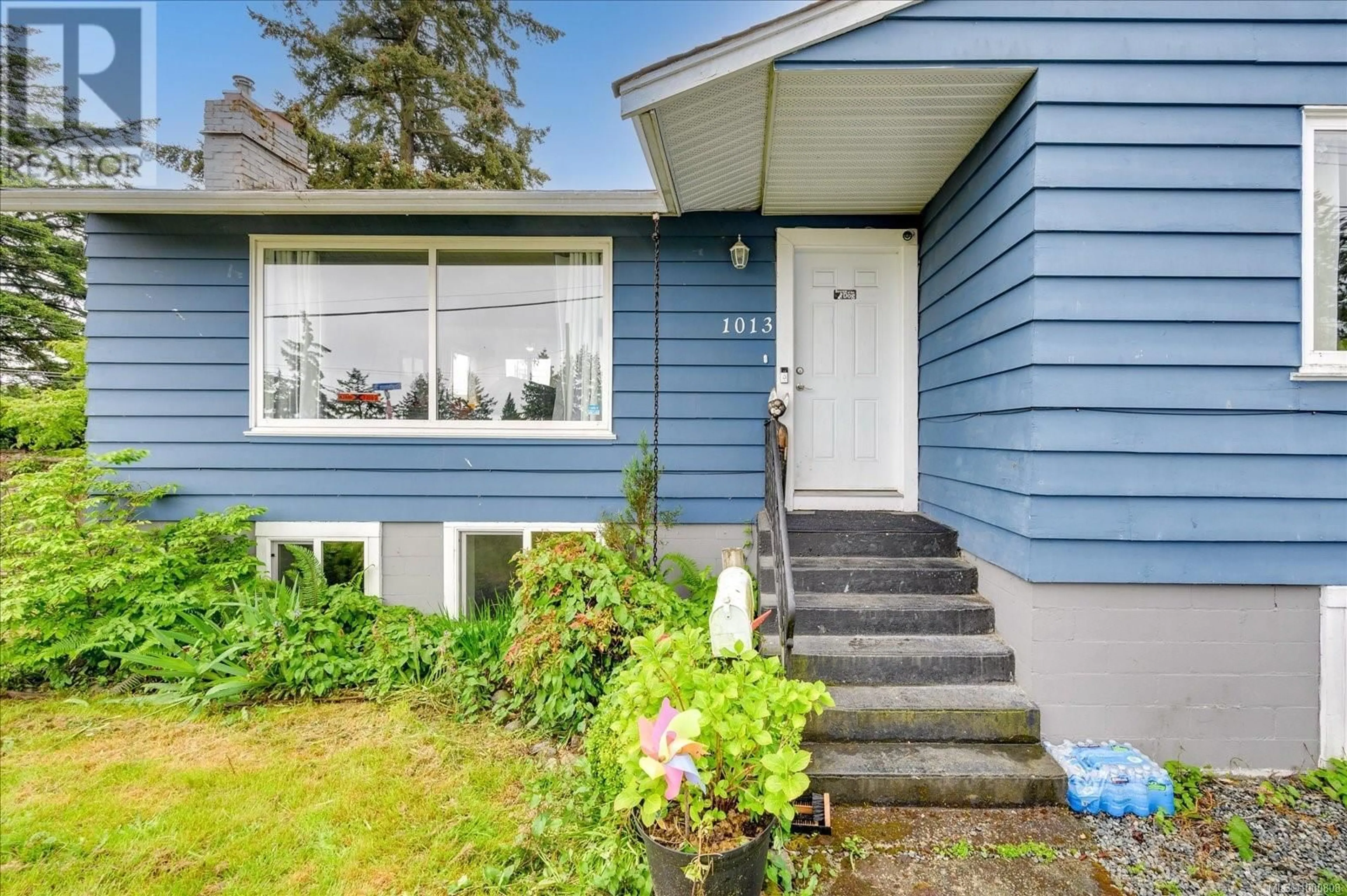 Home with vinyl exterior material, street for 1013 STRATHMORE STREET, Nanaimo British Columbia V9S2L9