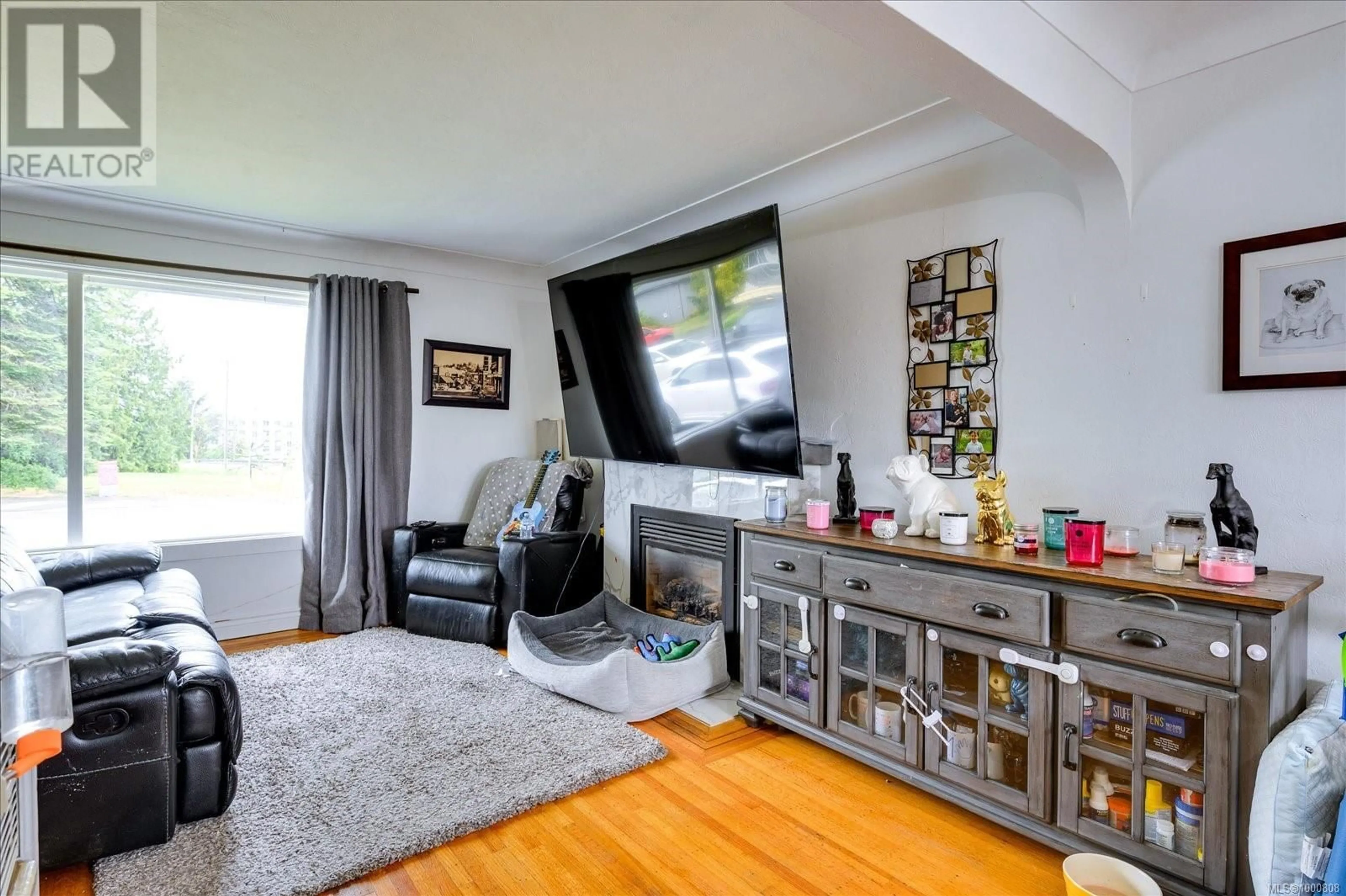 Living room with furniture, wood/laminate floor for 1013 STRATHMORE STREET, Nanaimo British Columbia V9S2L9
