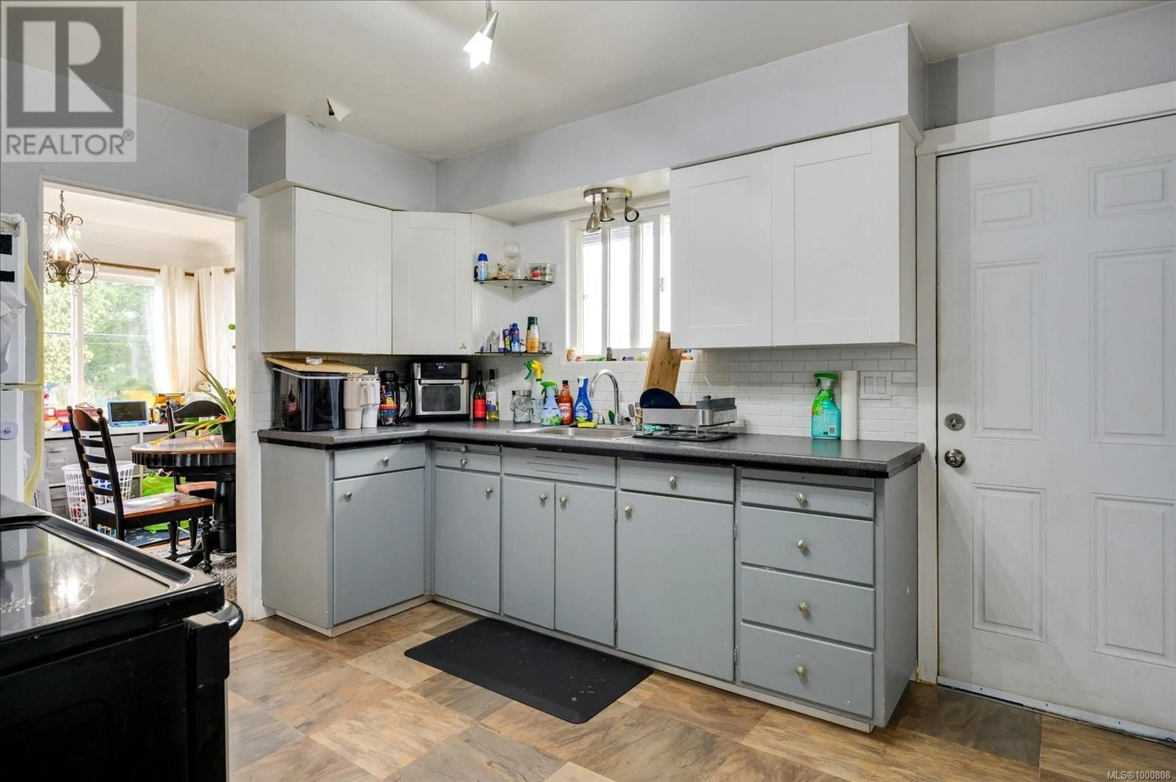 Standard kitchen, ceramic/tile floor for 1013 STRATHMORE STREET, Nanaimo British Columbia V9S2L9